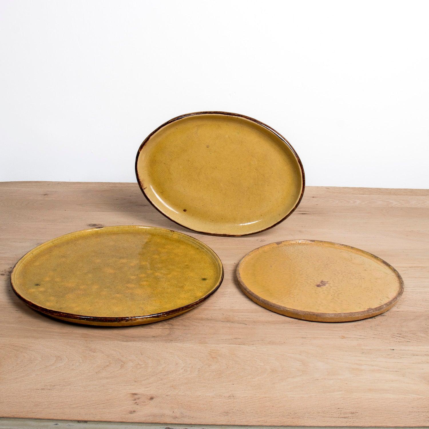 Grande piatto rotondo smaltato francese Dieulefit Provençal Yellowware d'epoca in vendita 5
