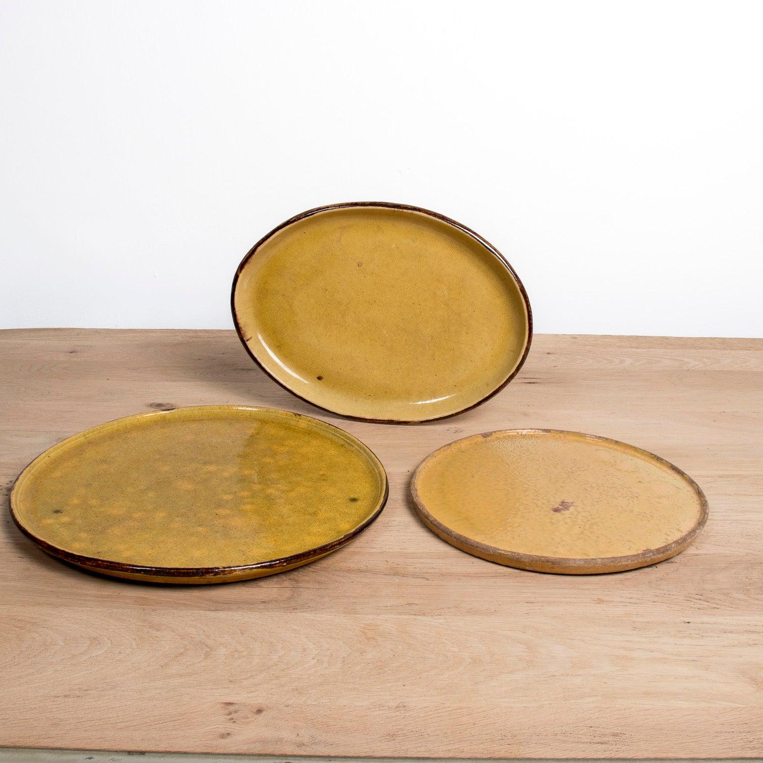Grande piatto rotondo smaltato francese Dieulefit Provençal Yellowware d'epoca in vendita 6