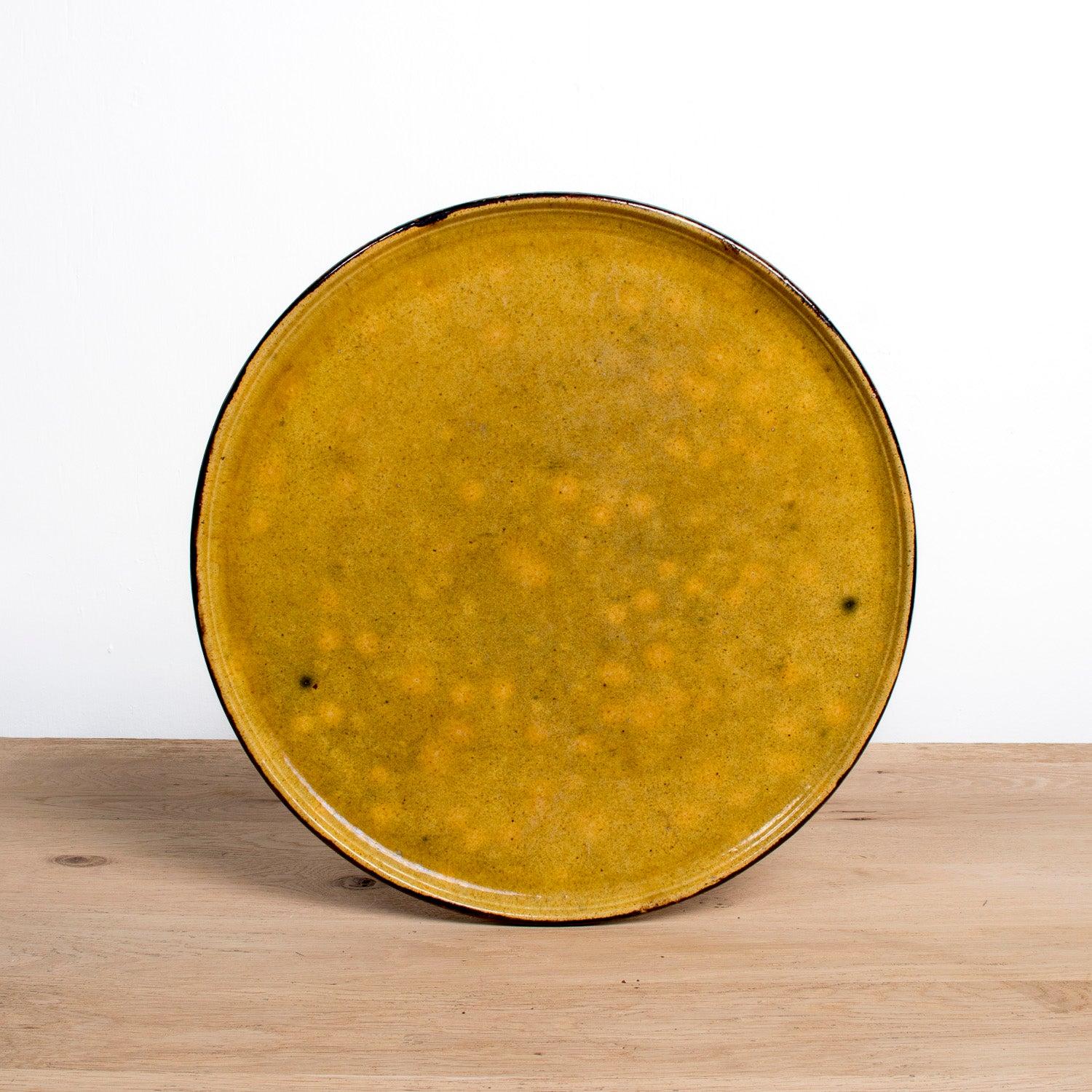 Francese Grande piatto rotondo smaltato francese Dieulefit Provençal Yellowware d'epoca in vendita
