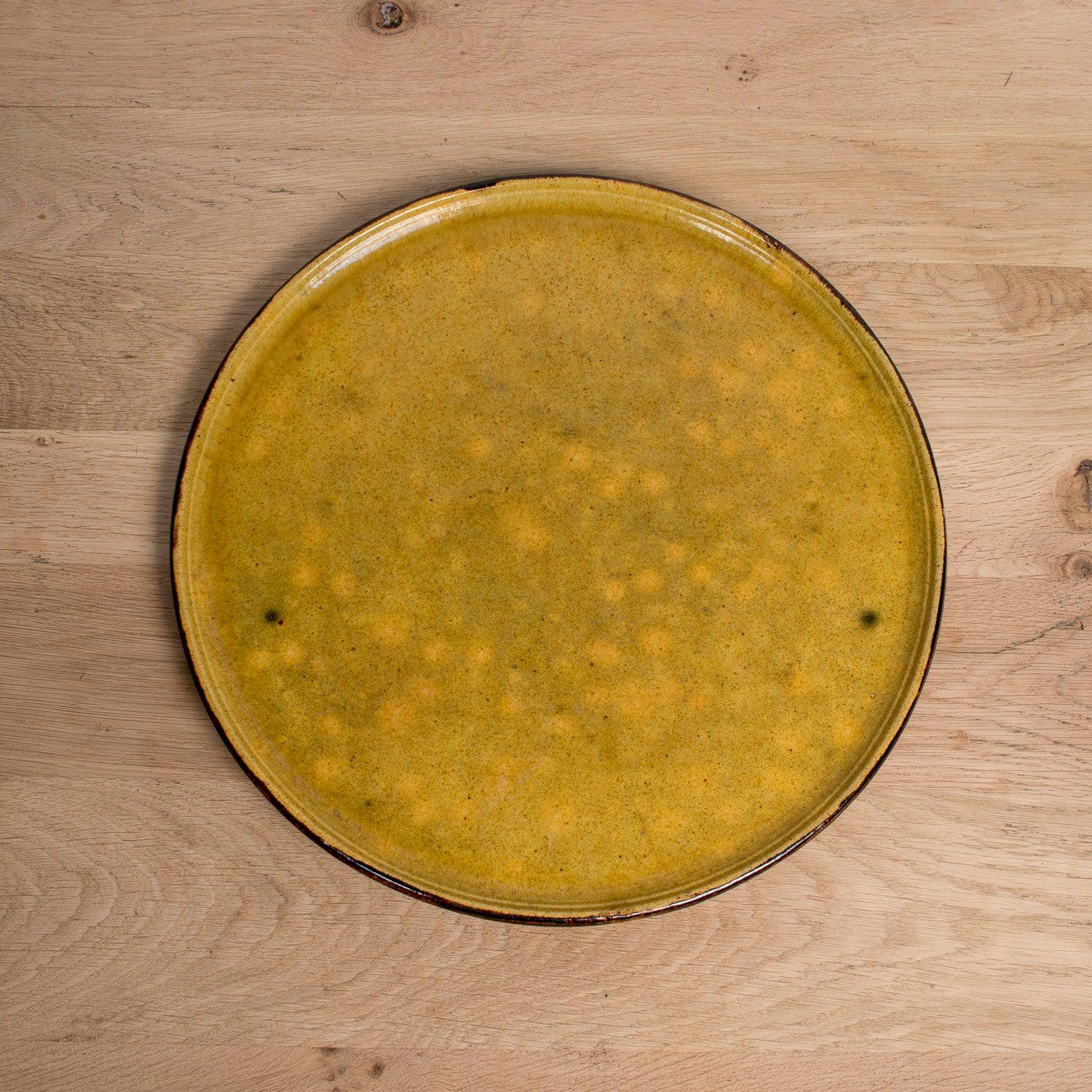 Grande piatto rotondo smaltato francese Dieulefit Provençal Yellowware d'epoca In condizioni buone in vendita a Birmingham, AL