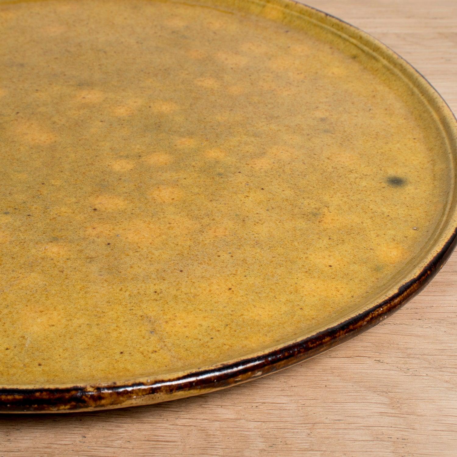 Grande piatto rotondo smaltato francese Dieulefit Provençal Yellowware d'epoca in vendita 1
