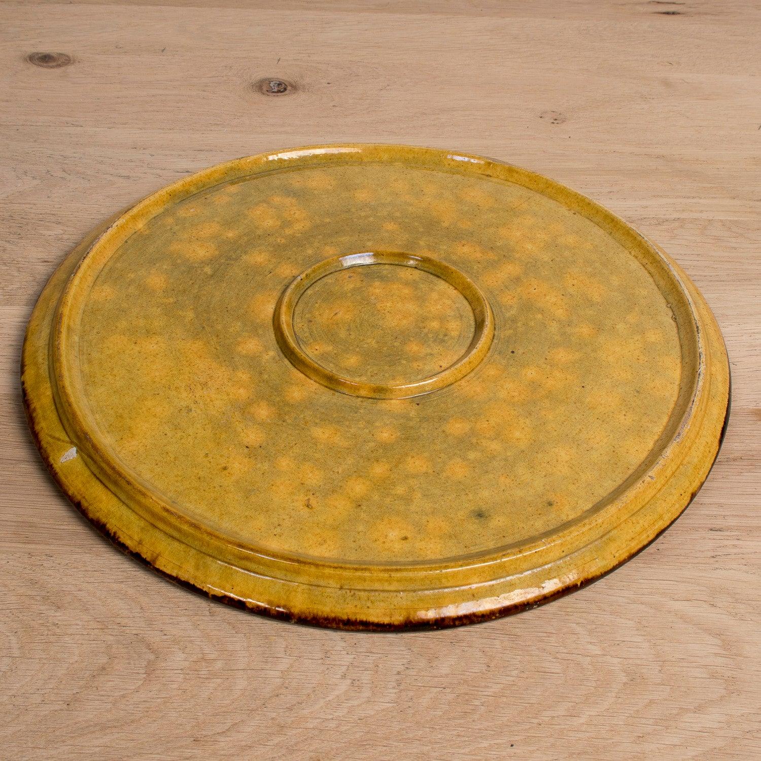 Grande piatto rotondo smaltato francese Dieulefit Provençal Yellowware d'epoca in vendita 2