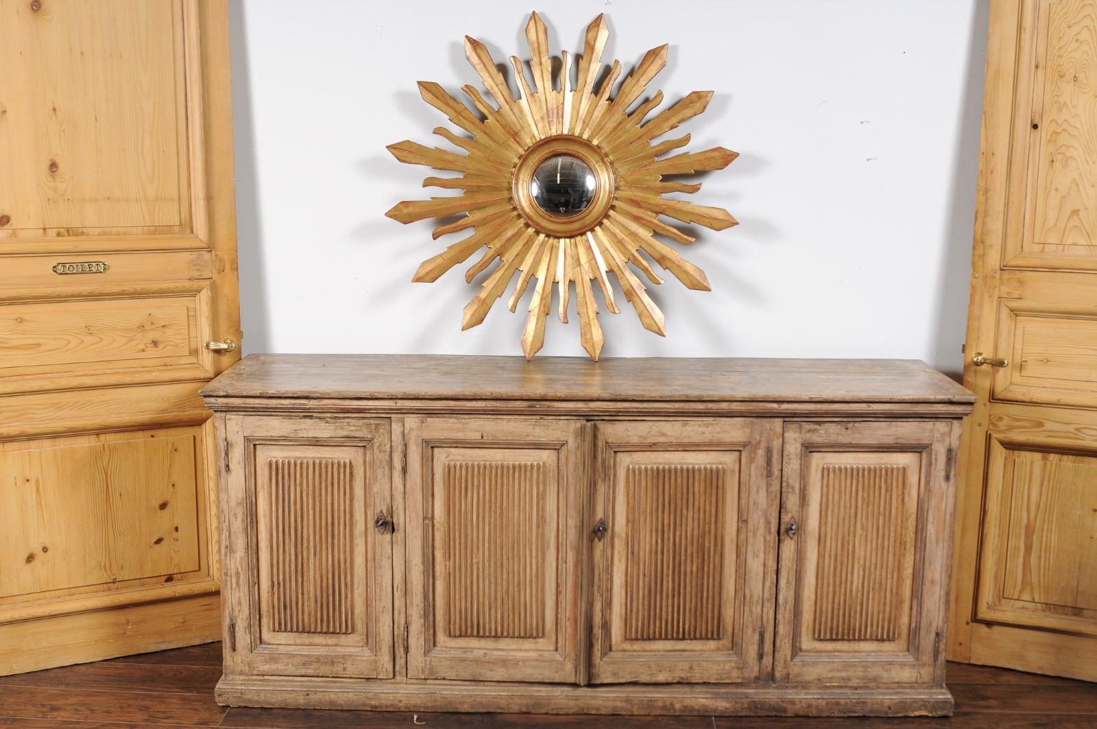 Mid-Century Modern Grand Sunburst français du milieu du siècle dernier avec petite plaque de miroir convexe en vente