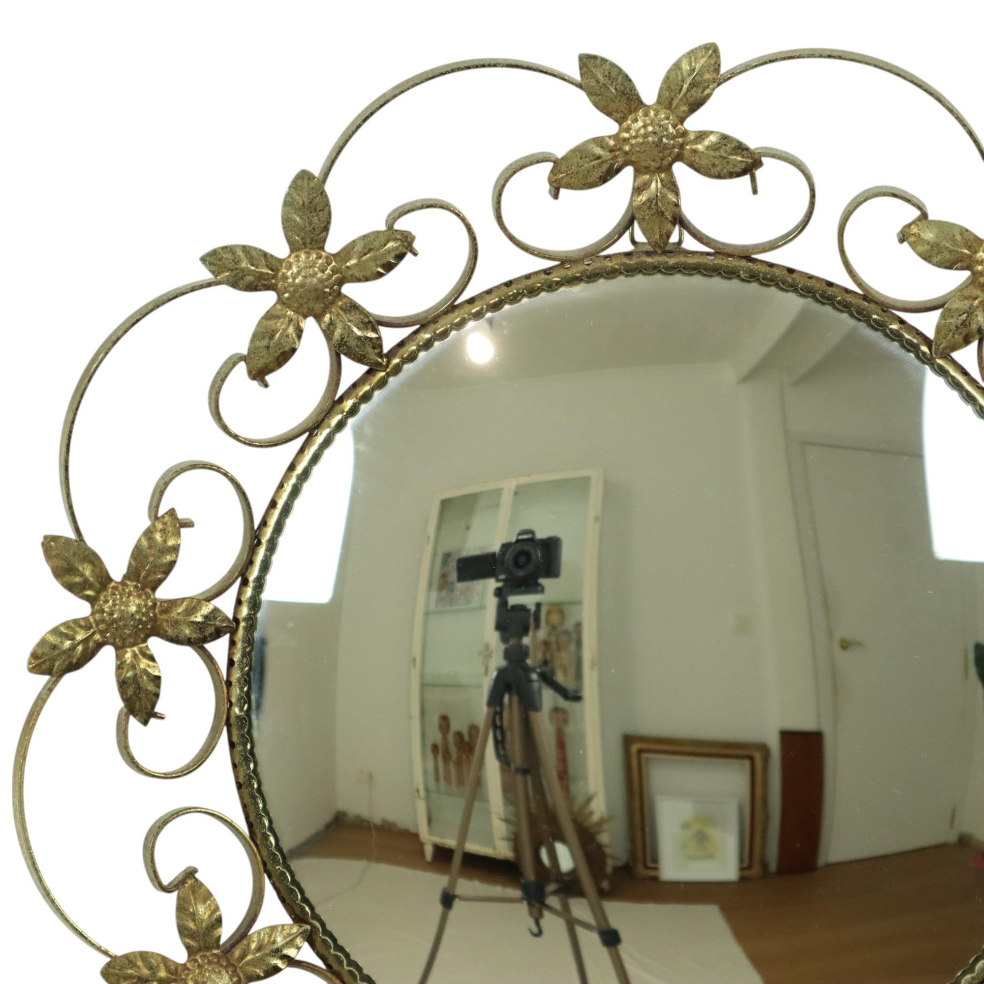 Joli miroir convexe vintage, grand miroir de sorcière ou miroir de majordome avec cadre cuivré décoré de fleurs et de boucles et un miroir convexe en verre, France, circa 60s-70s.

En bon état vintage selon l'âge et le matériau, la couche de cuivre
