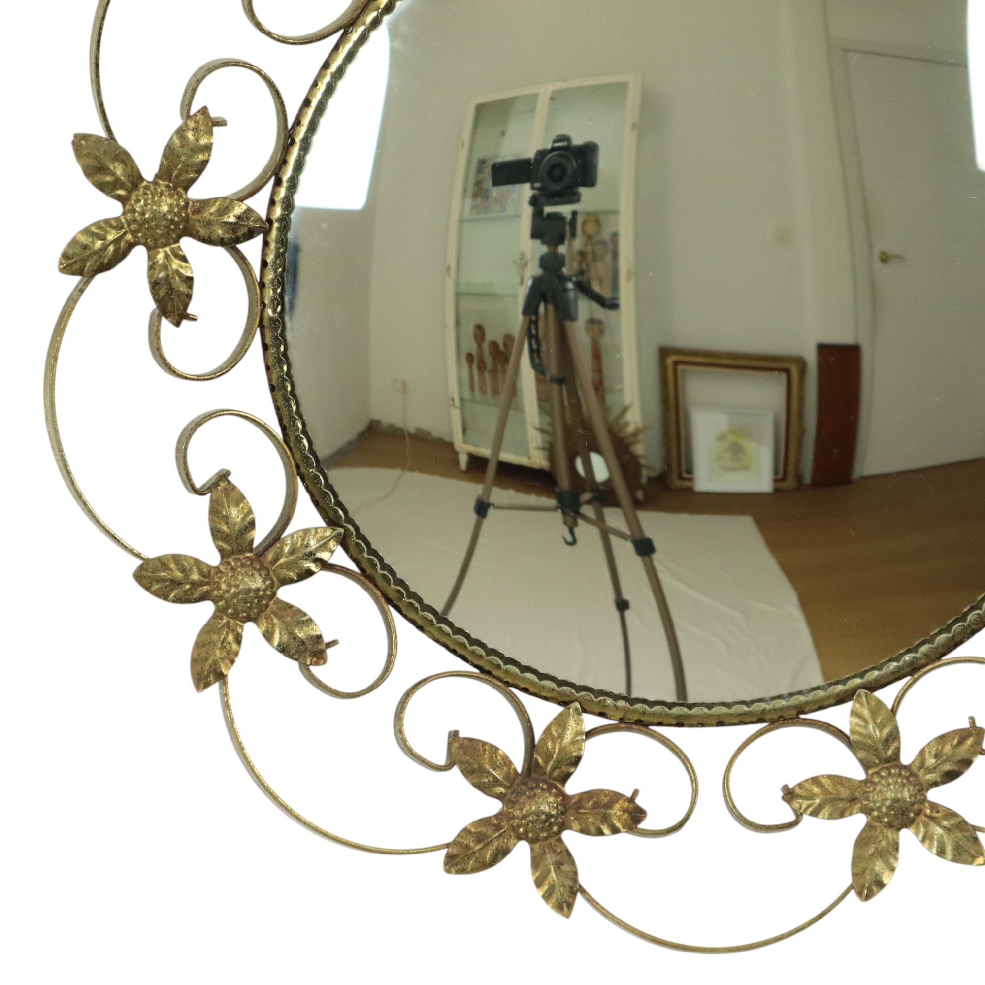Hollywood Regency Grand miroir français vintage convexe à fleurs en vente