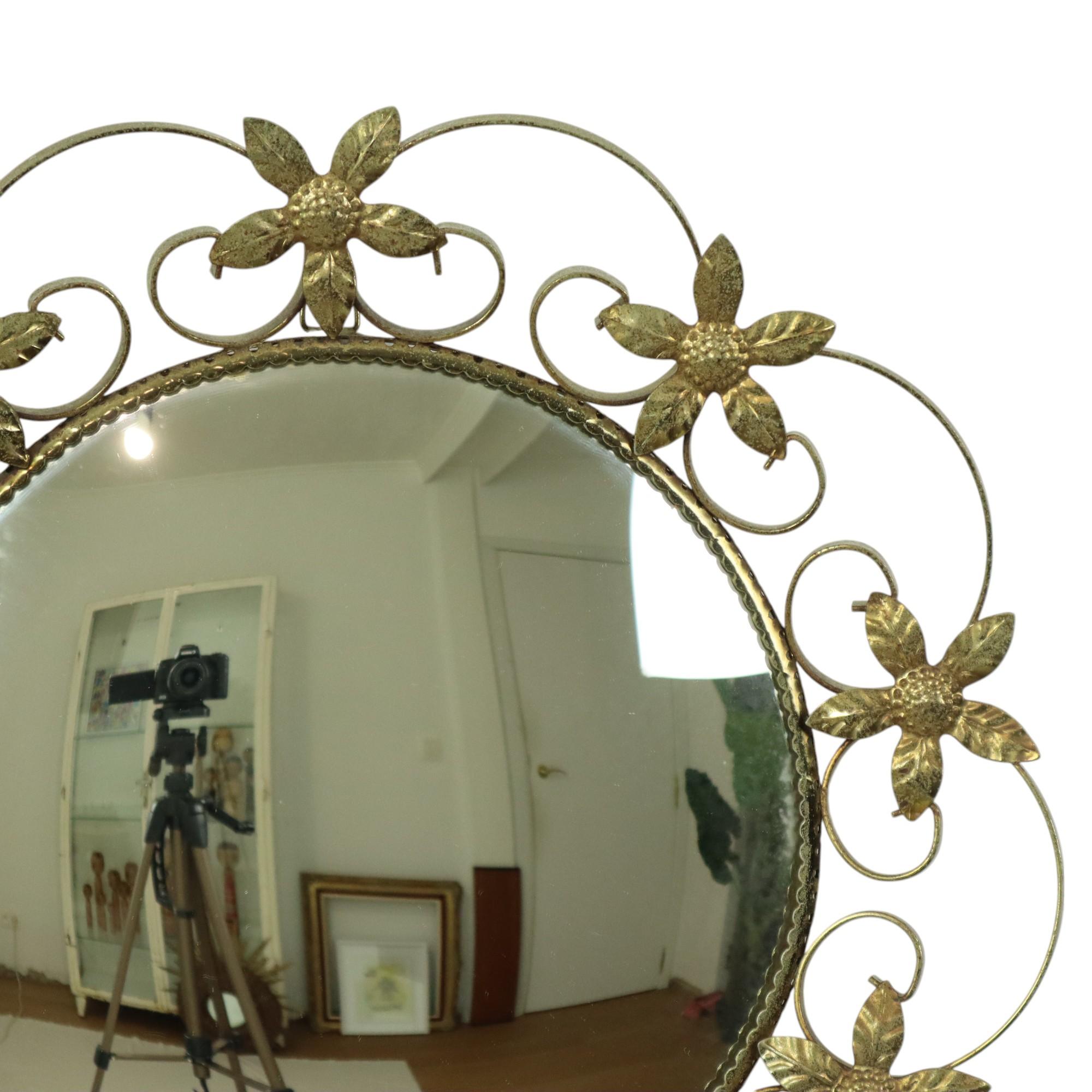Français Grand miroir français vintage convexe à fleurs en vente