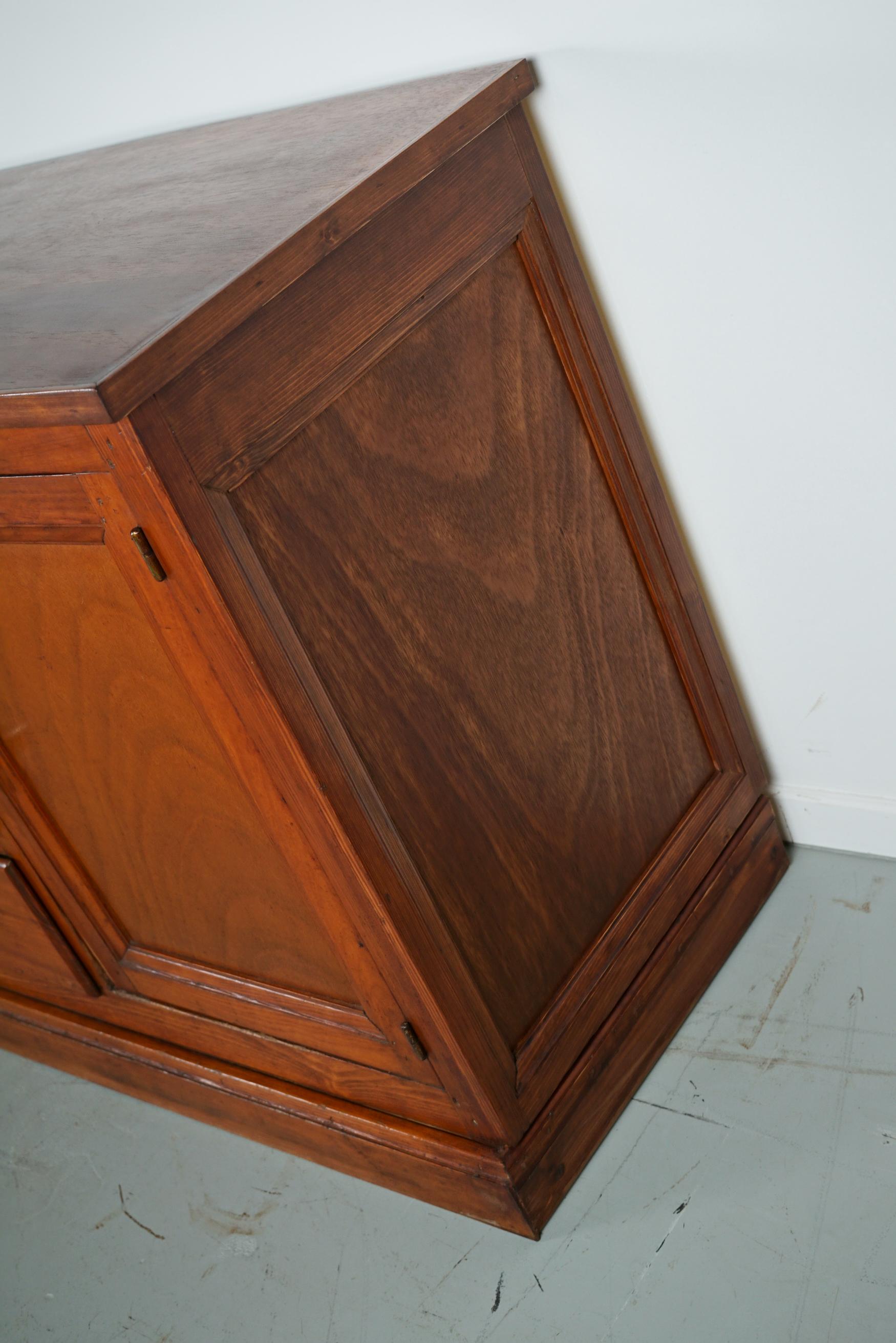 Gran armario de mercería o taller vintage de pino francés, años 50 en venta 6