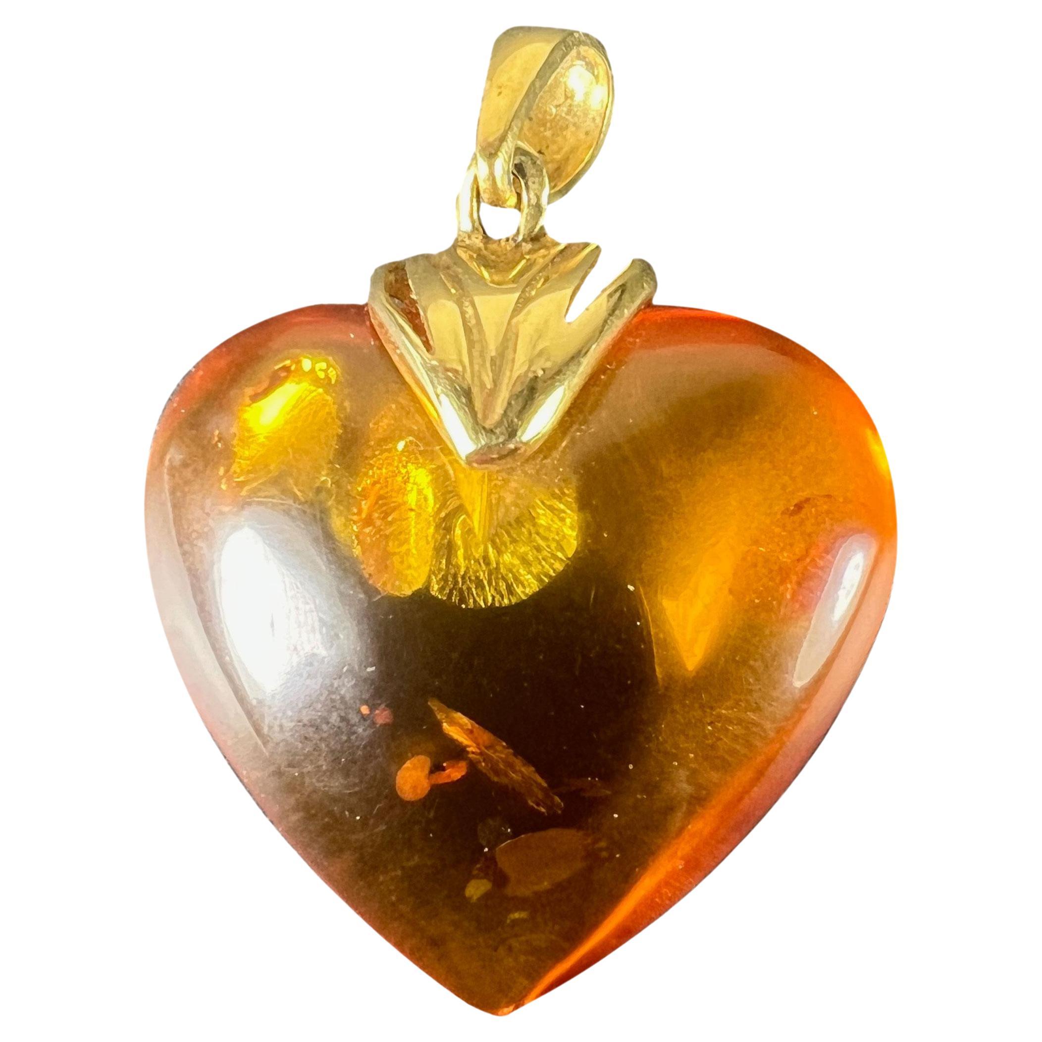 Grand pendentif en or jaune 18K à breloques en ambre et coeur bouffant français vintage