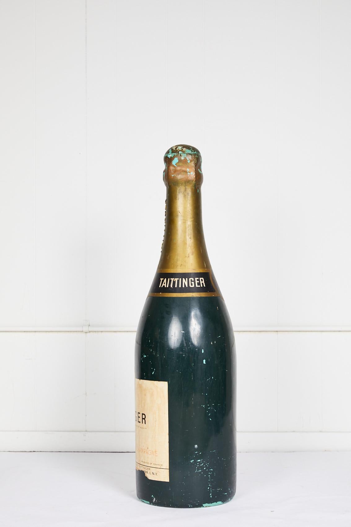 Botella francesa vintage Taittinger grande de atrezzo Regencia de Hollywood en venta