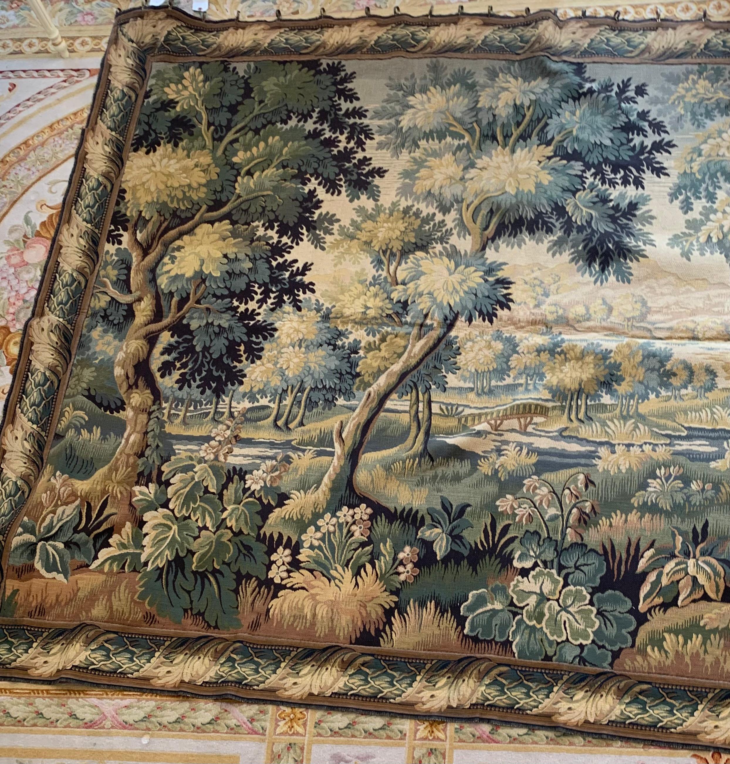 Gran Tapiz Vintage Francés de Paisaje Estilo Verdura siglo XX