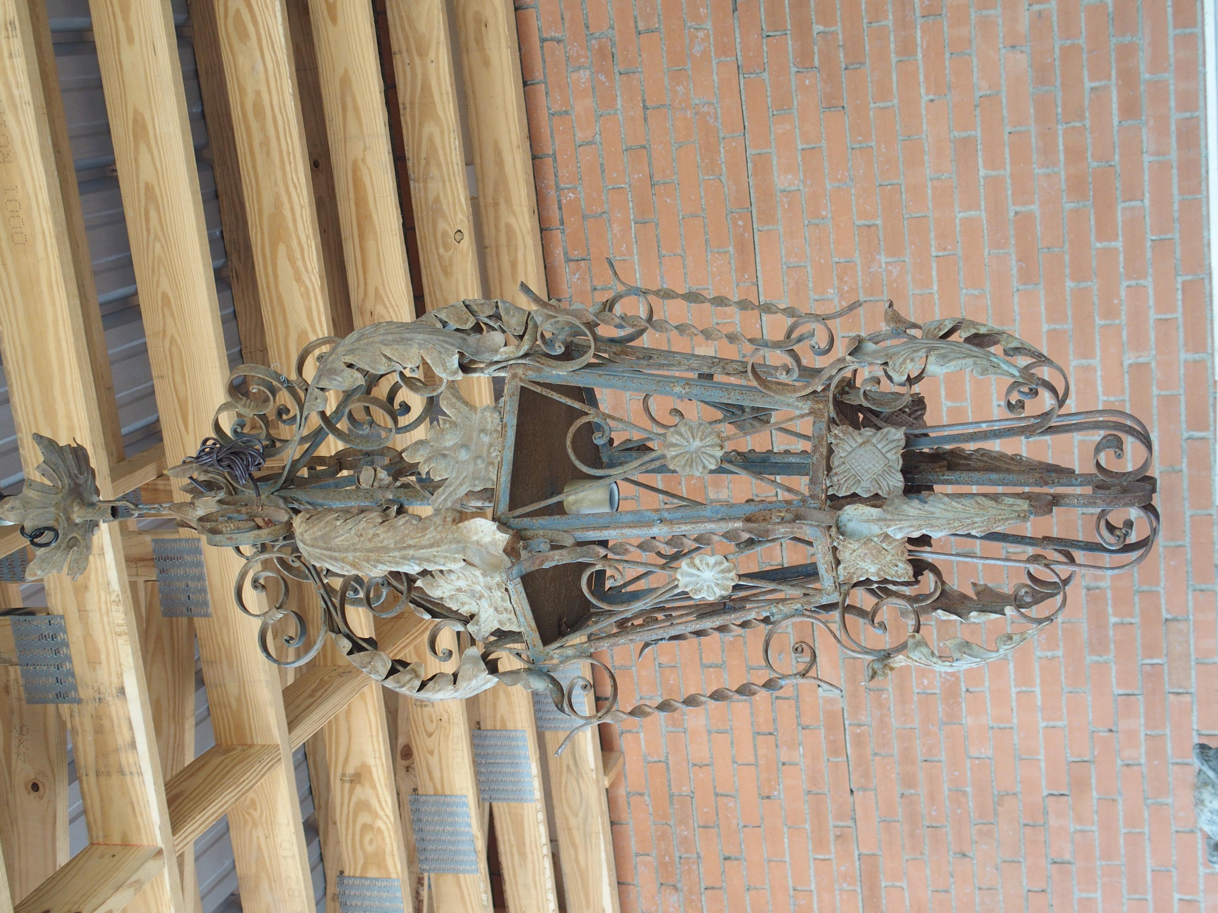 Ulteriori informazioni in arrivo...

Una grande lanterna a sospensione francese del 1900.  La lanterna in ferro battuto e tole è un'elaborata fusione di volute e foglie arricciate che formano un corpo principale esagonale.