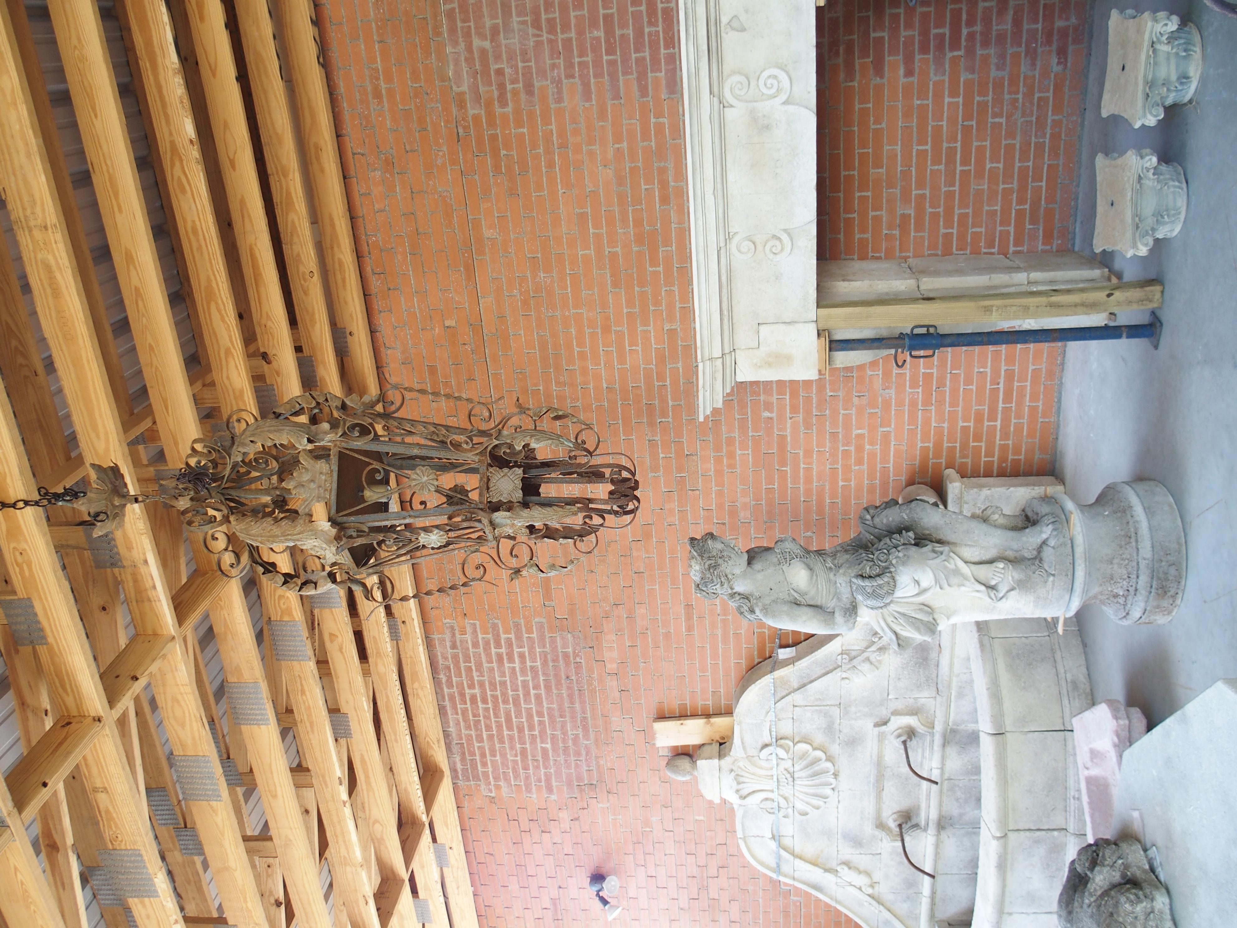 Francese Grande lanterna francese d'epoca in ferro battuto e tole, 20° C., H. A. C. 57 in vendita