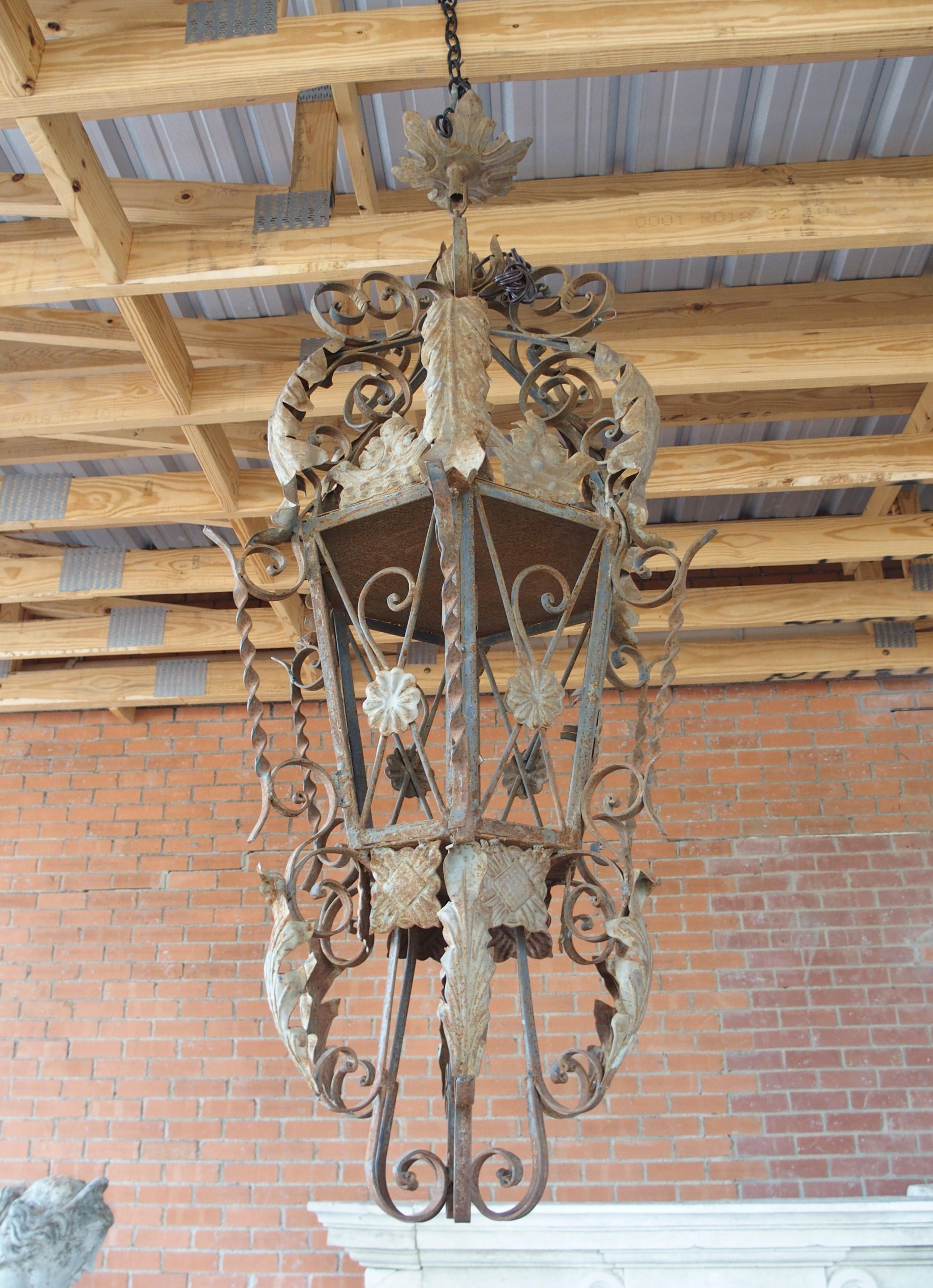 Grande lanterna francese d'epoca in ferro battuto e tole, 20° C., H. A. C. 57 In condizioni buone in vendita a Dallas, TX