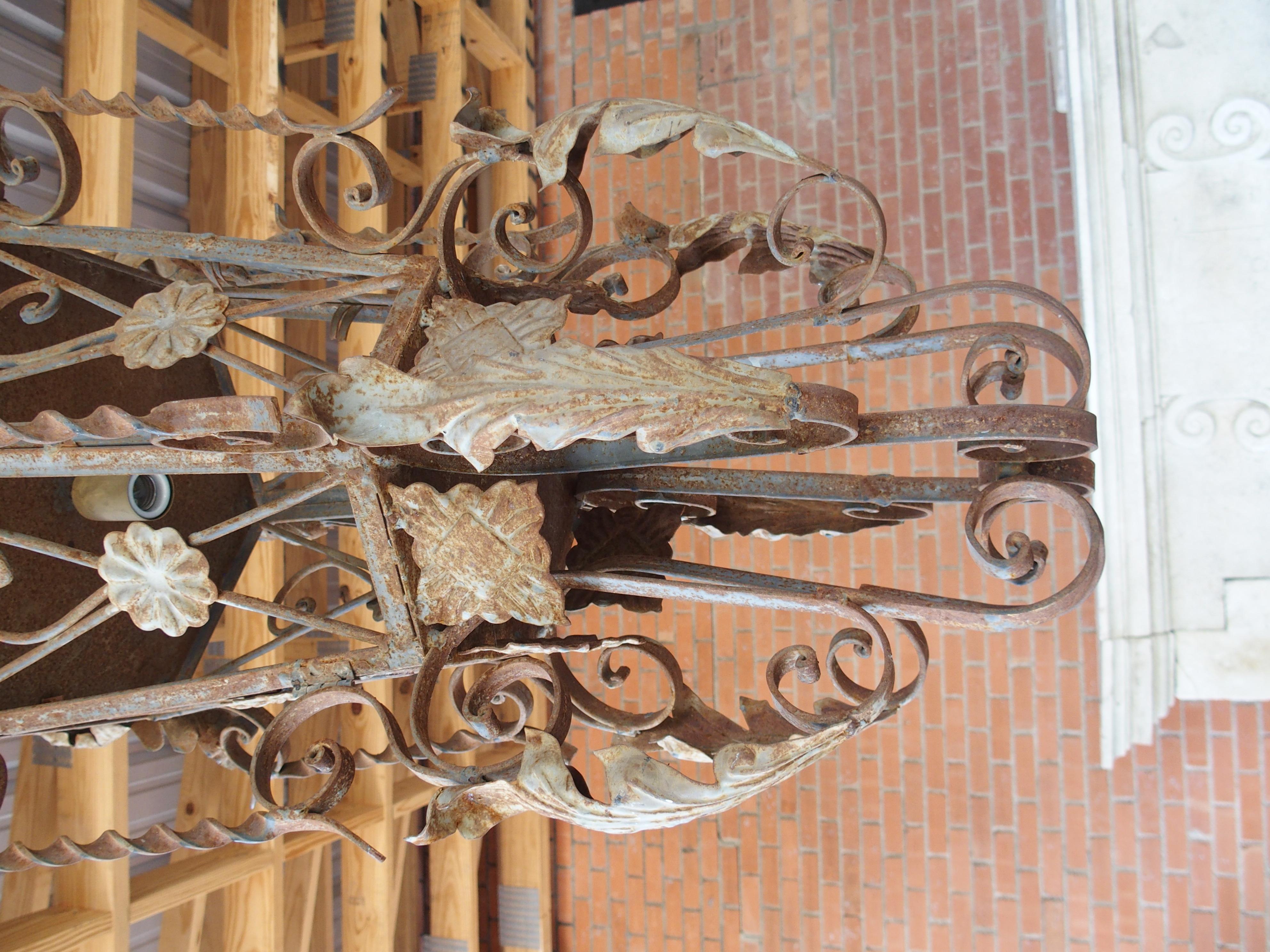 XX secolo Grande lanterna francese d'epoca in ferro battuto e tole, 20° C., H. A. C. 57 in vendita