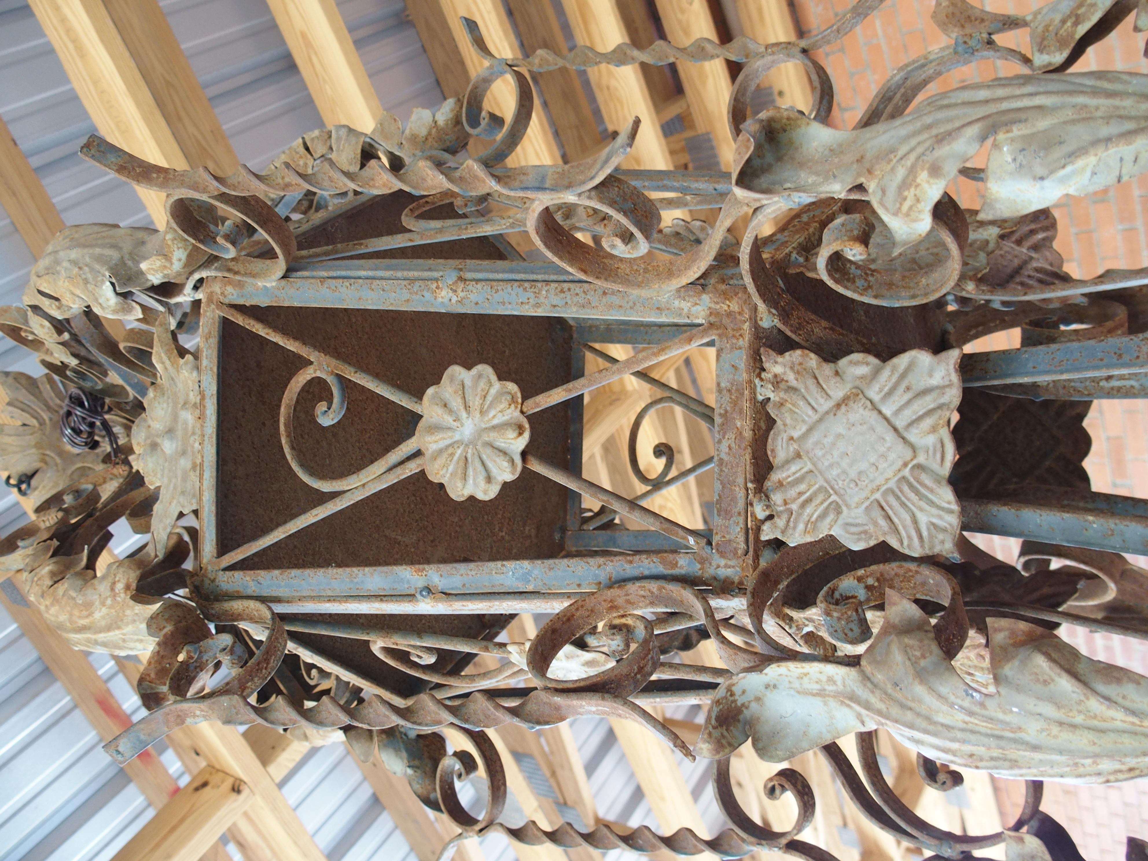 Metallo Grande lanterna francese d'epoca in ferro battuto e tole, 20° C., H. A. C. 57 in vendita