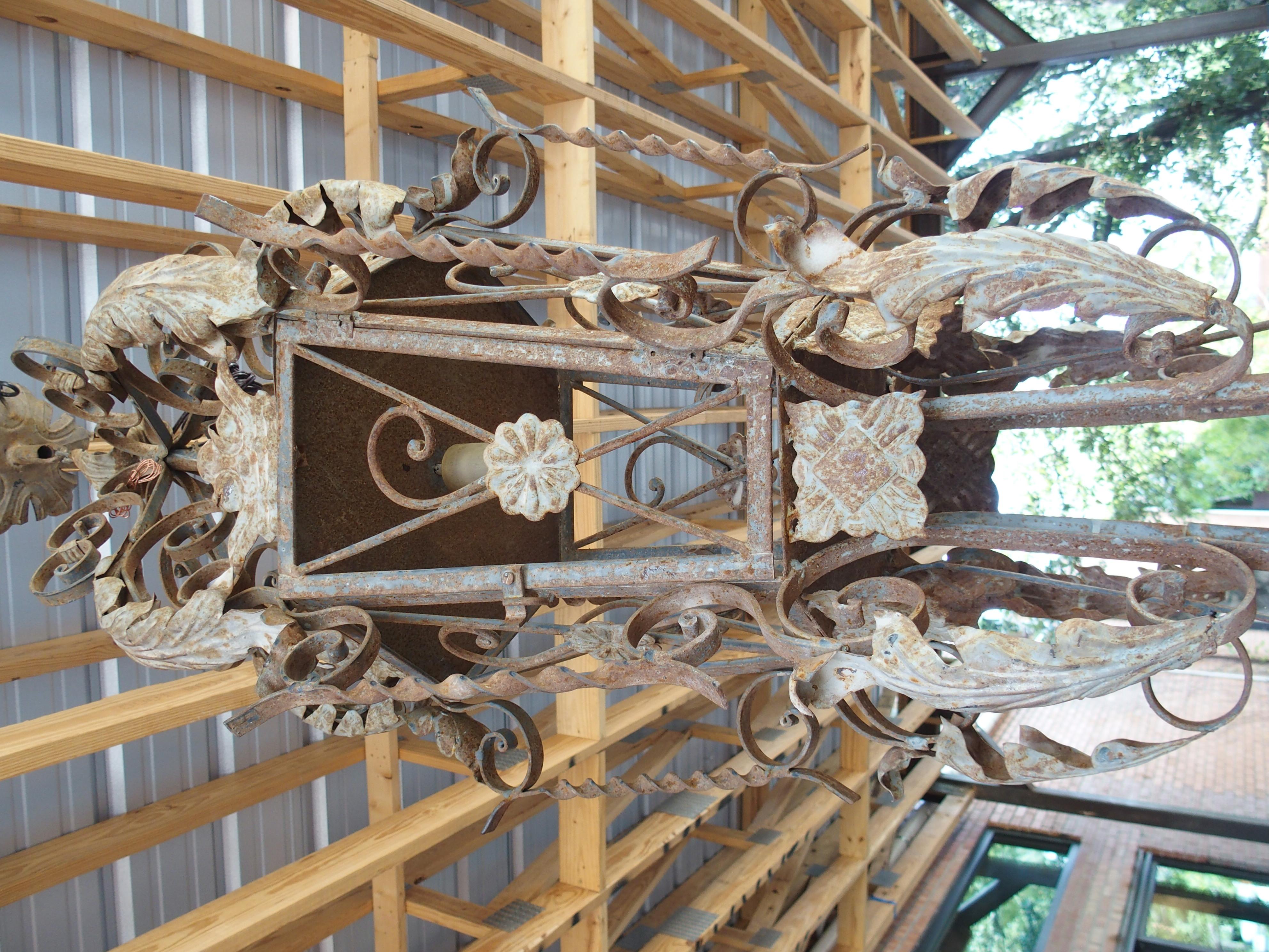 Grande lanterna francese d'epoca in ferro battuto e tole, 20° C., H. A. C. 57 in vendita 1