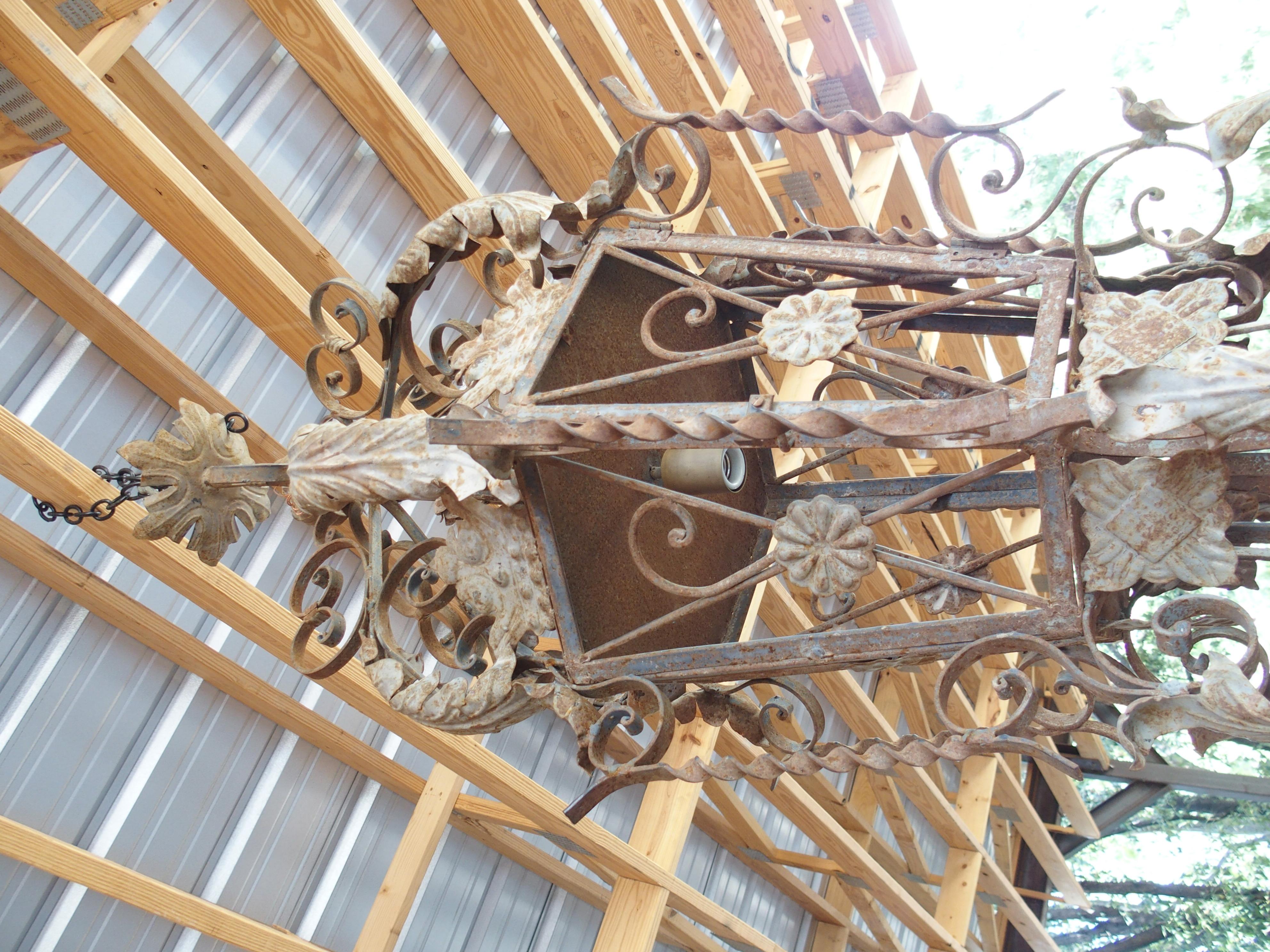 Grande lanterna francese d'epoca in ferro battuto e tole, 20° C., H. A. C. 57 in vendita 3