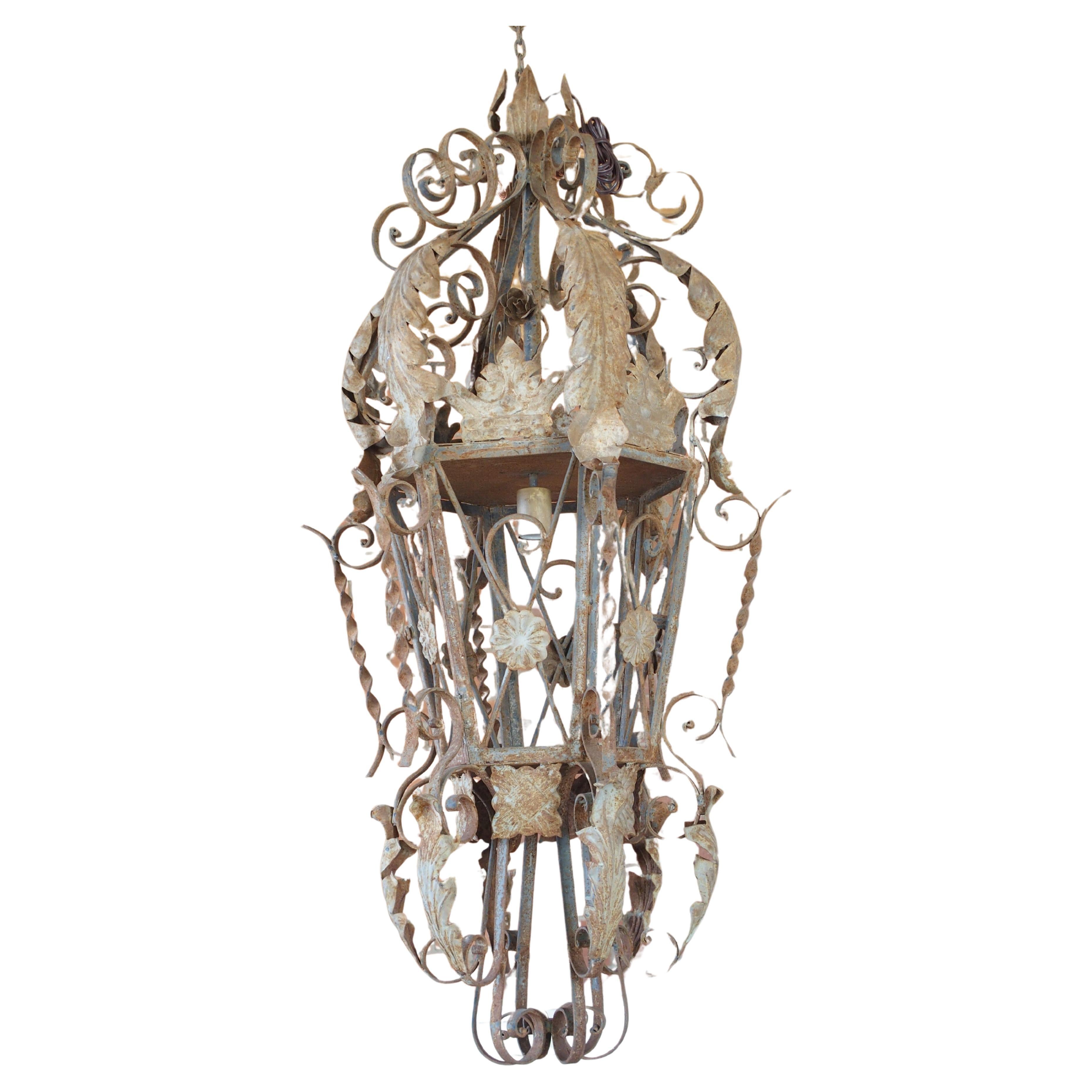 Grande lanterne suspendue en fer forgé et en tôle, A.I.C., H-57 inches.