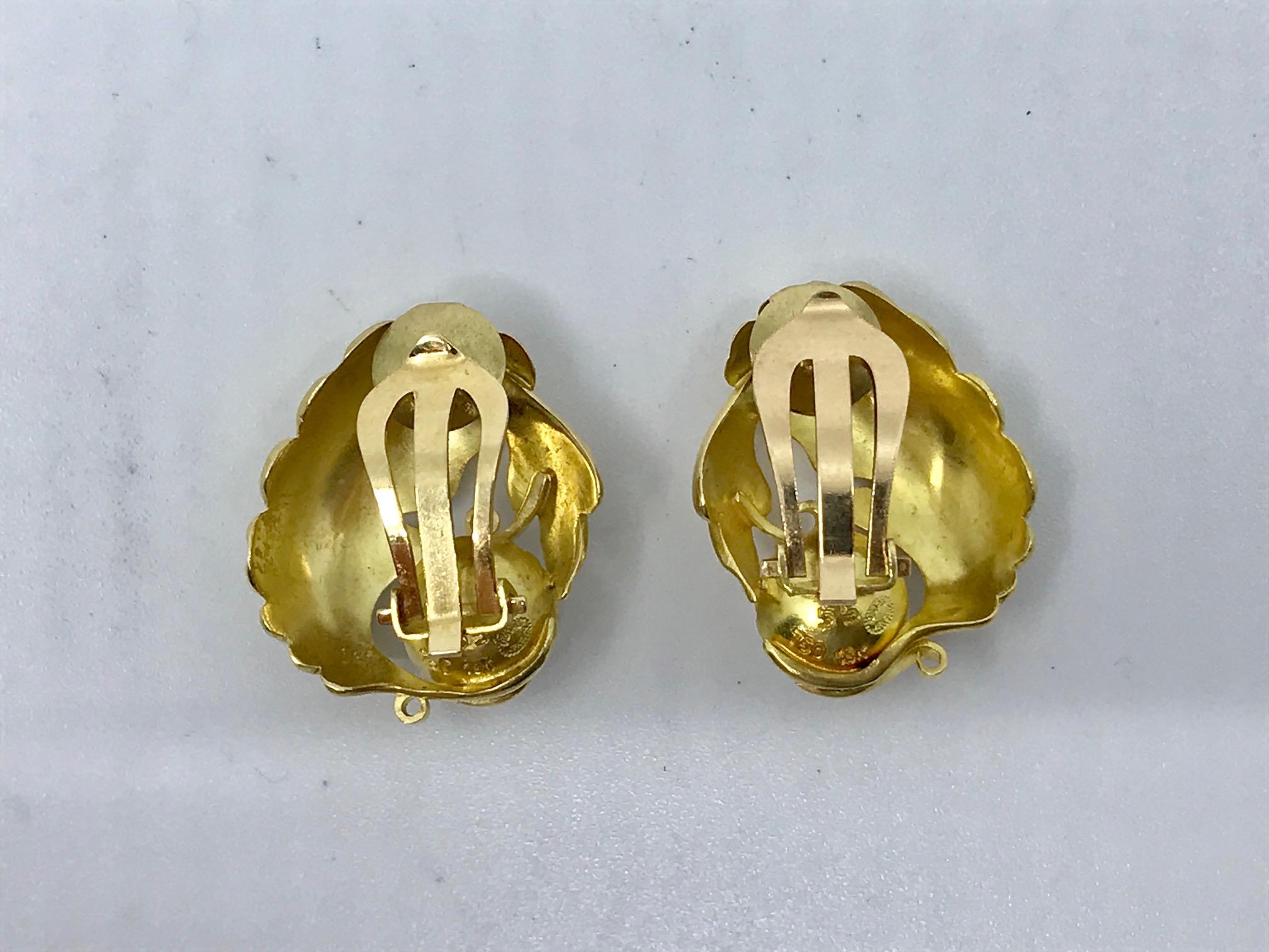 This is a pair of large 18kt gold Georg Jensen ear clips in the shape of a leaf, each set with a freshwater pearl, design #55 by Georg Jensen.

Measure 15/16″ x 13/16″ (2.4cm x 2cm). Gross weight 0.52oz (15g). These earrings are suitable for