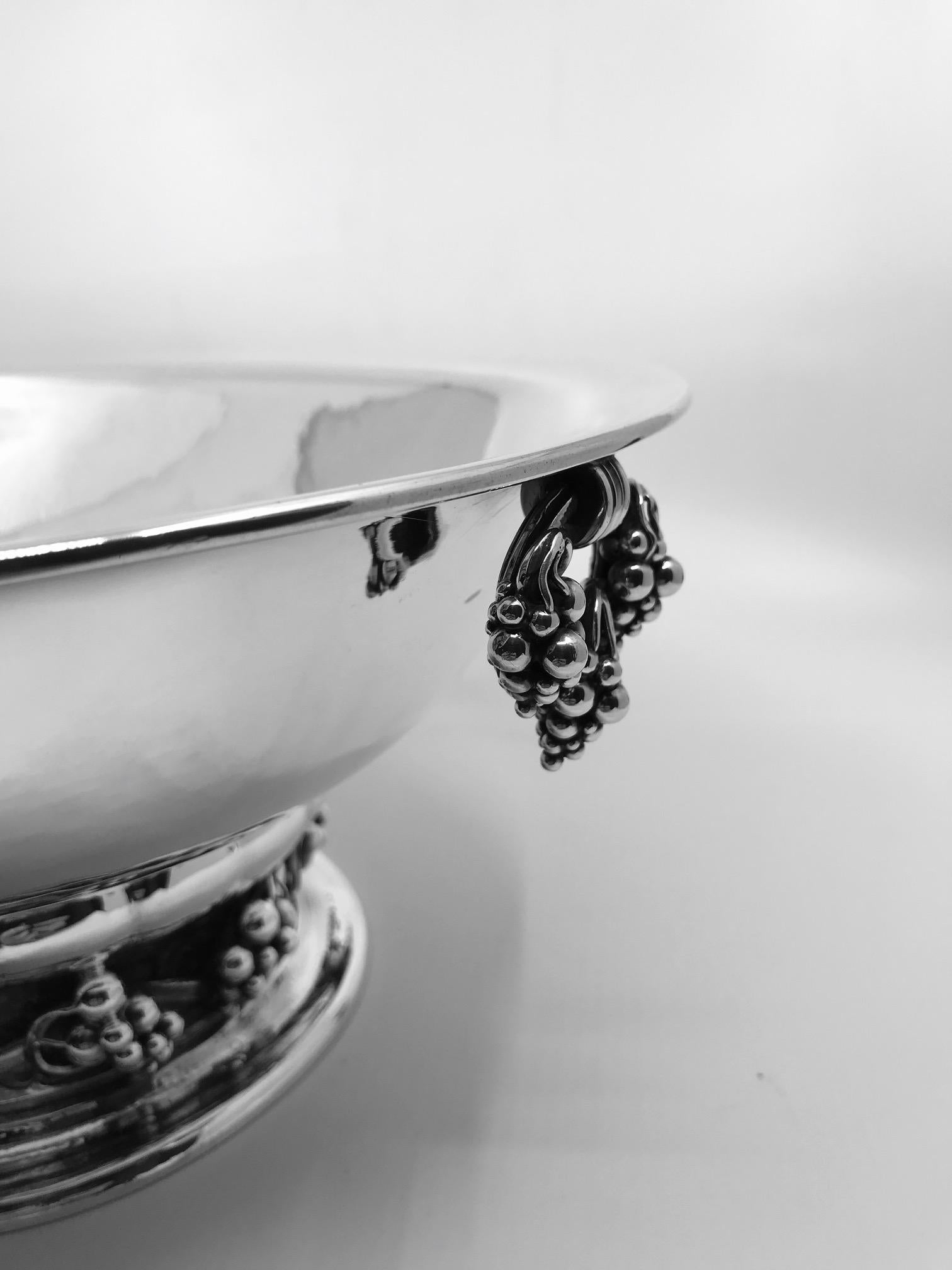 Large sterling silver Georg Jensen Grapes oval centerpiece bowl, design #296A by Georg Jensen from circa 1919.
Measures 5 1/4? in height and 14 1/4? x 11 1/8? (13.3cm, 36cm x 28.2cm).
Georg Jensen hallmark and date code P10 for 1989.