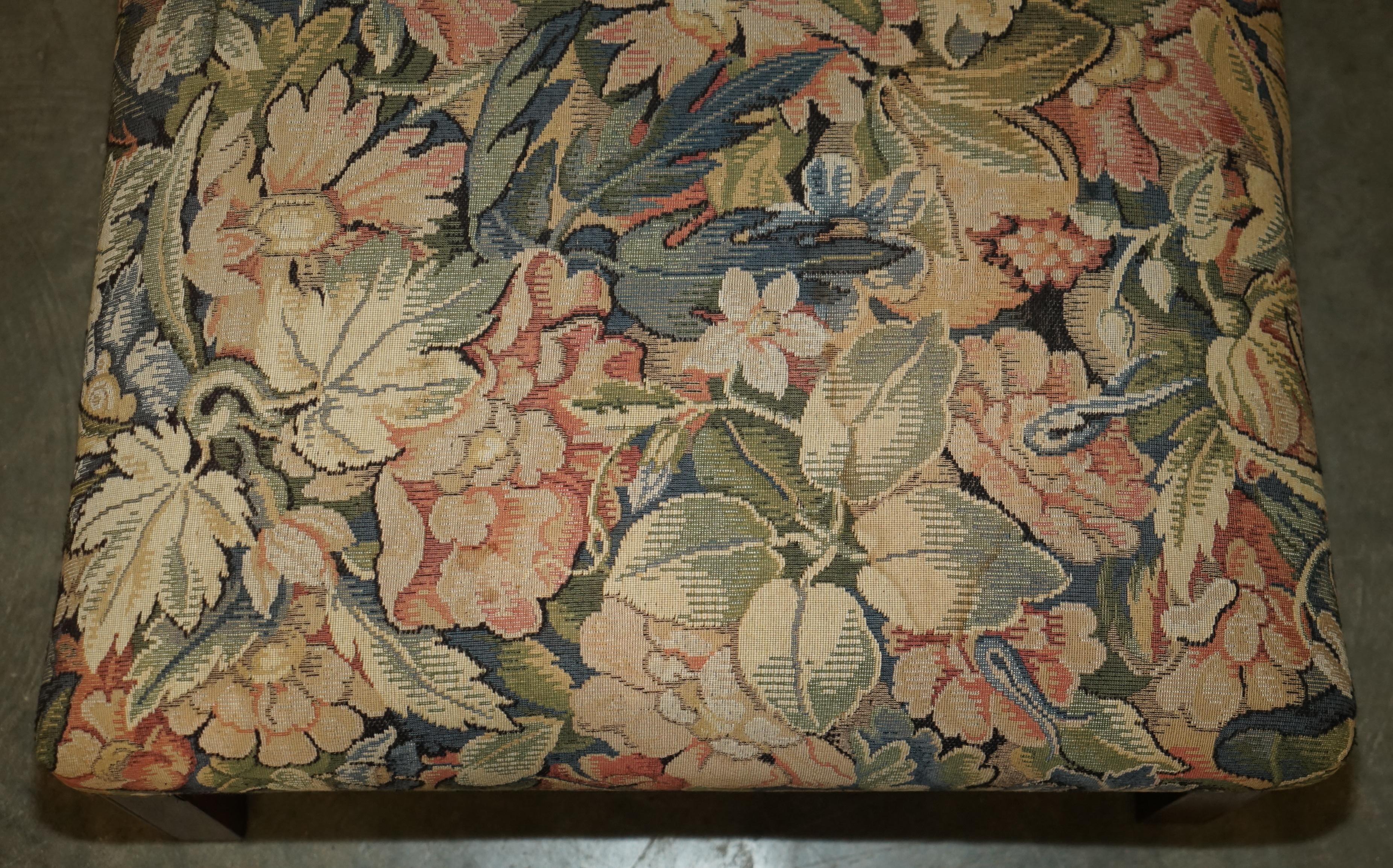 LARGE VINTAGE GEORGE SMITH FOOTSTOOL OTTOMAN WiTH EMBROIDERED UPHOLSTERY In Good Condition For Sale In West Sussex, Pulborough