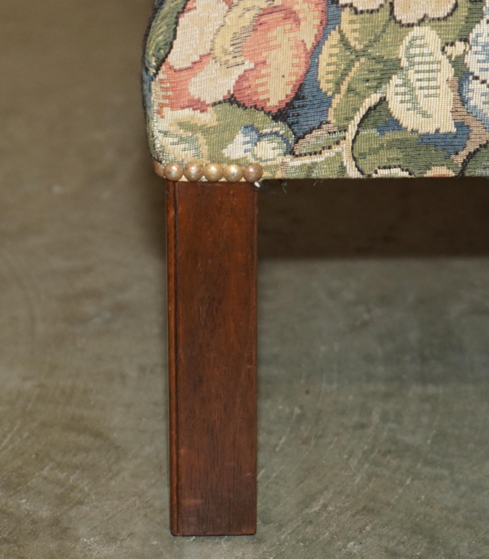 LARGE VINTAGE GEORGE SMITH FOOTSTOOL OTTOMAN WiTH EMBROIDERED UPHOLSTERY For Sale 1