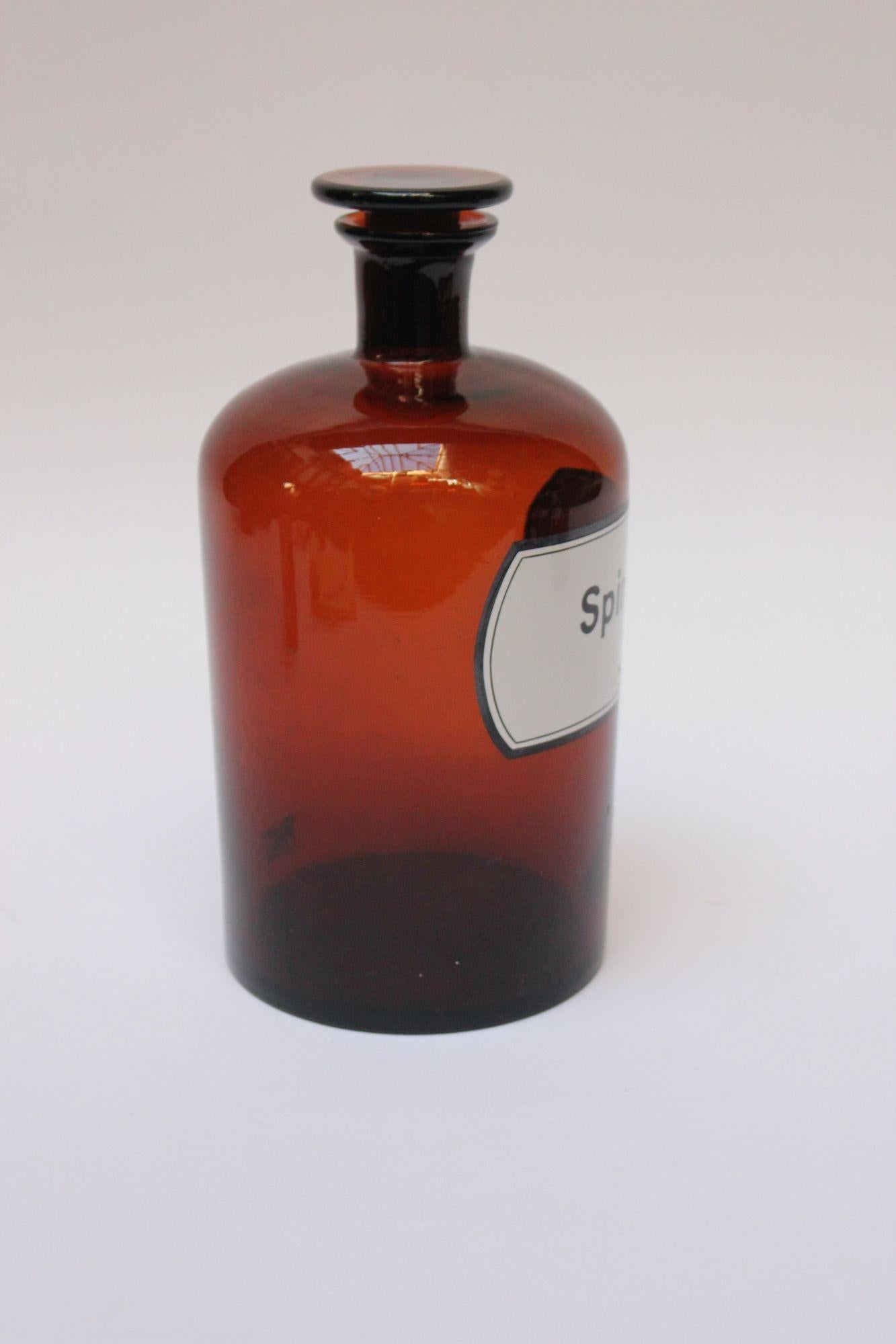 Large 'Spiritus' pharmacy bottle/apothecary jar (circa late 1920s/early 1930s, Germany).
Amber glass with button stopper and enamel label.
Good, vintage condition with light wear to the label and minor soiling to the bottle's interior. There are