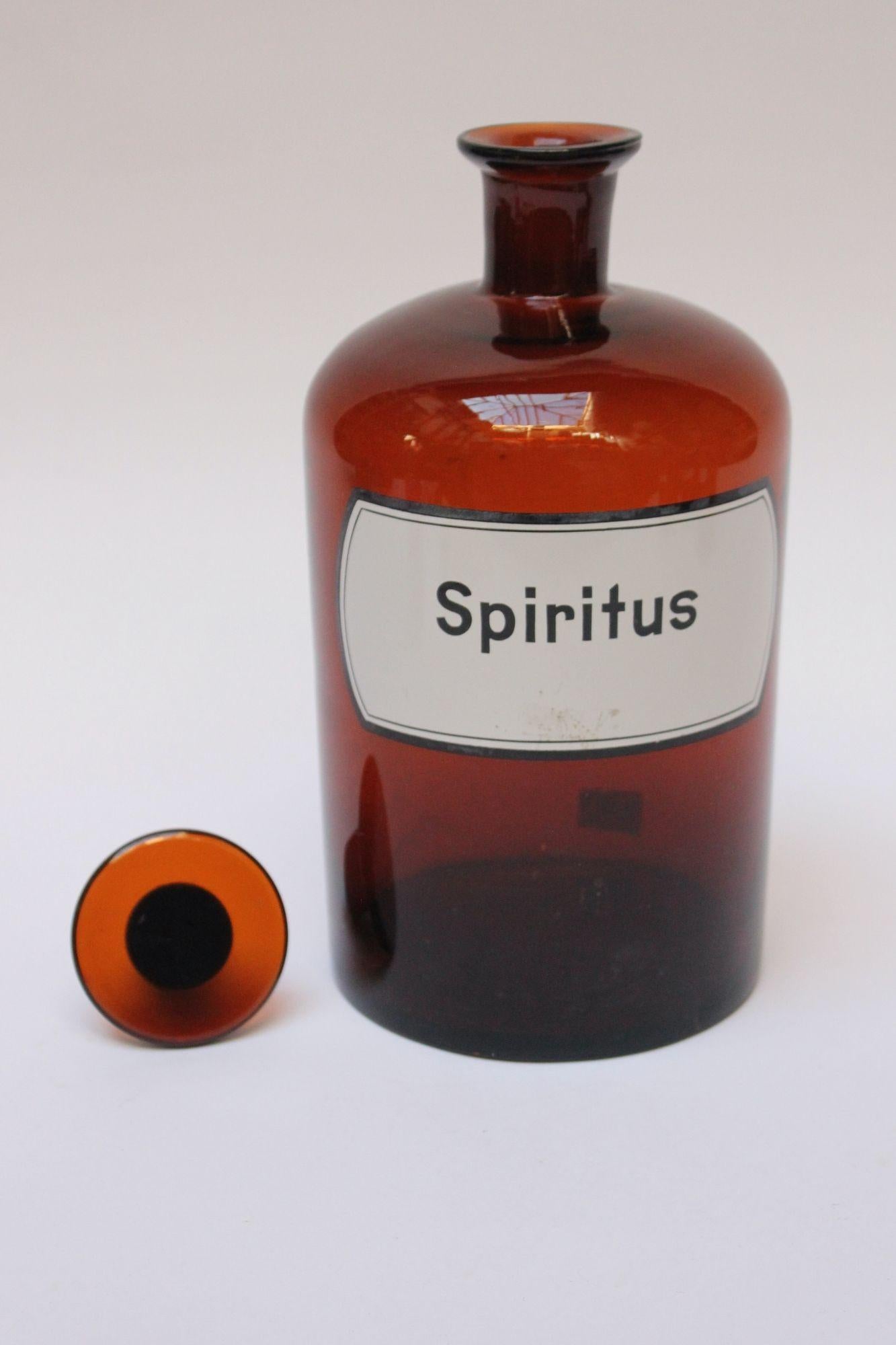 Große deutsche Bernsteinglas-Apothekerflasche „Spiritus“ (Deutsch) im Angebot
