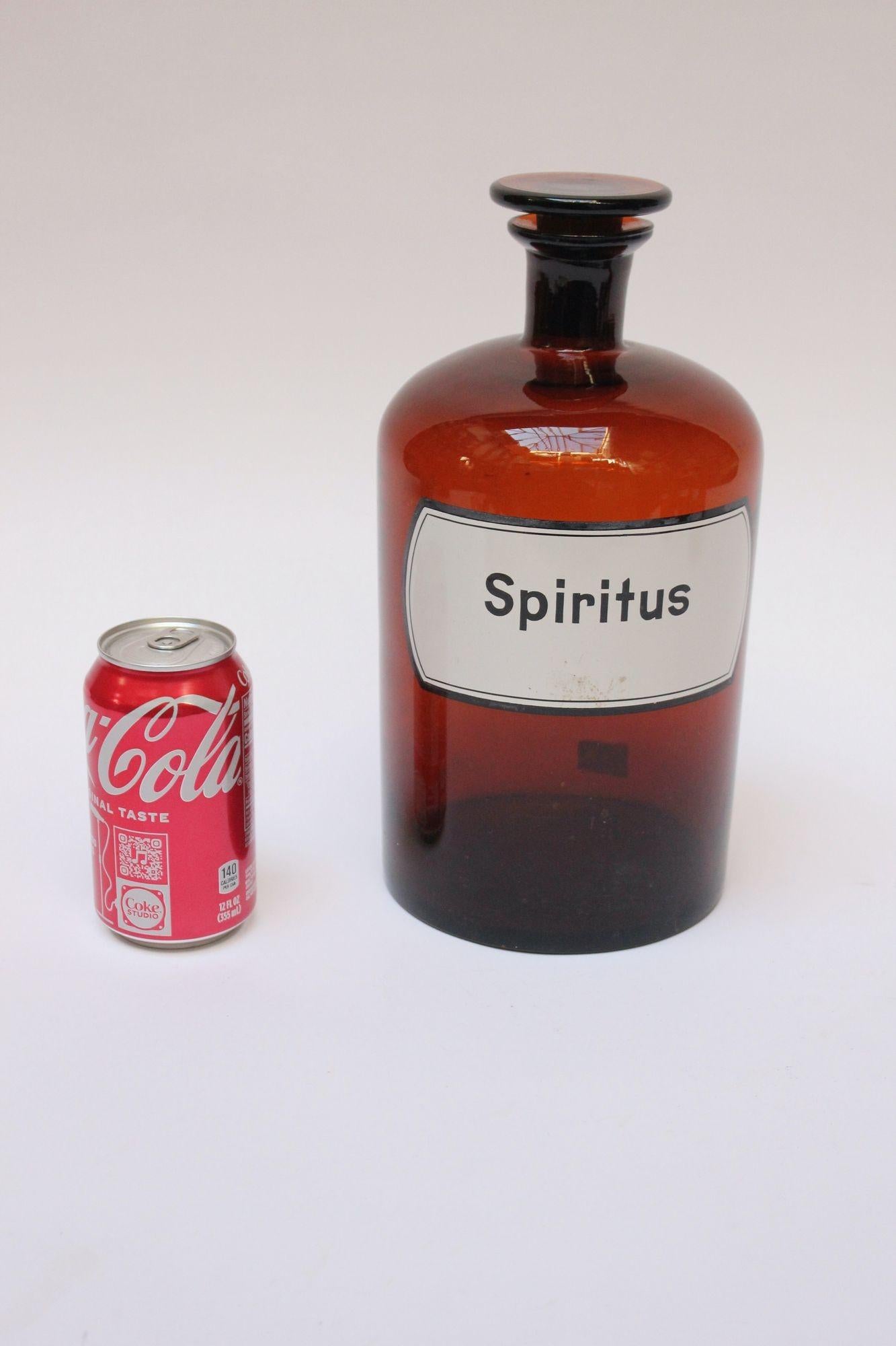 Große deutsche Bernsteinglas-Apothekerflasche „Spiritus“ (Mitte des 20. Jahrhunderts) im Angebot