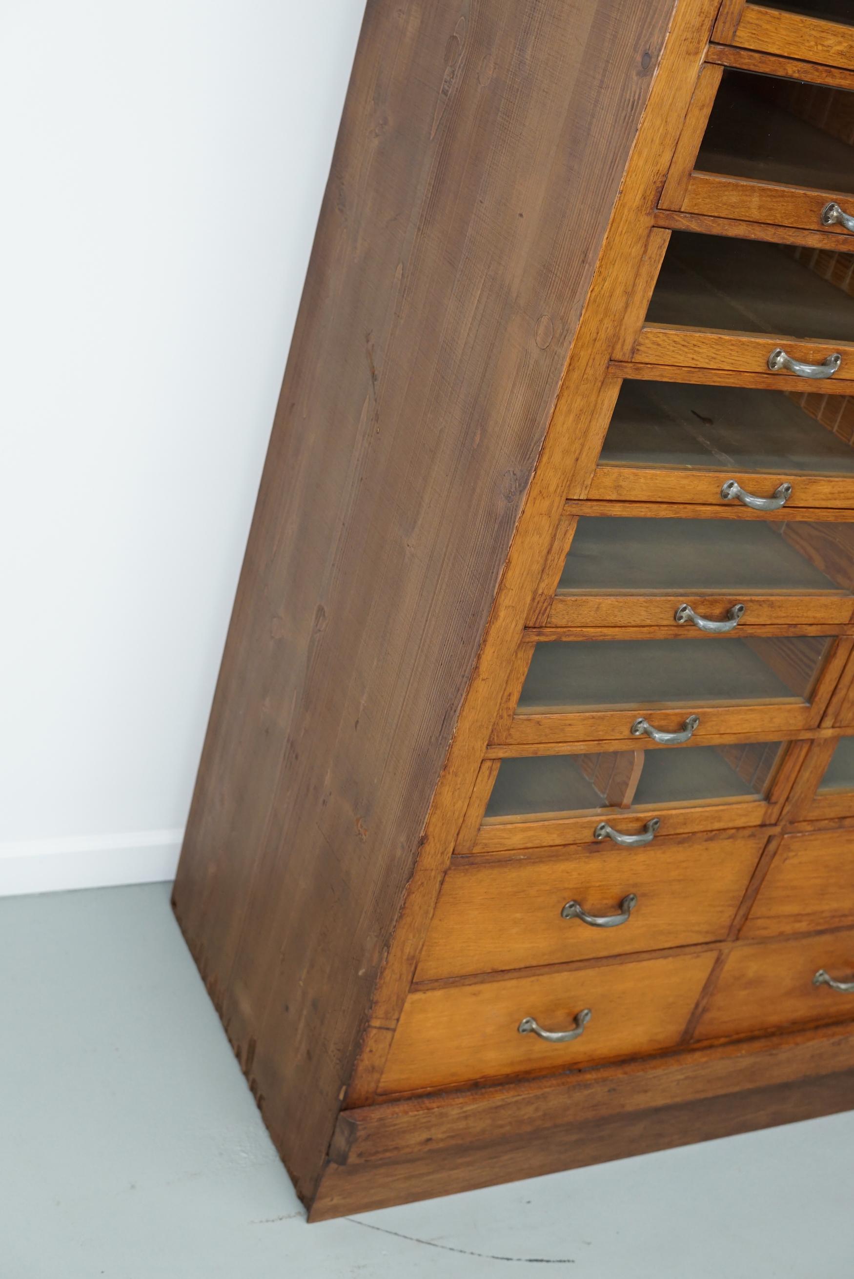 Grande mobile da negozio di merceria tedesco d'epoca in Oak, anni '40 in vendita 6