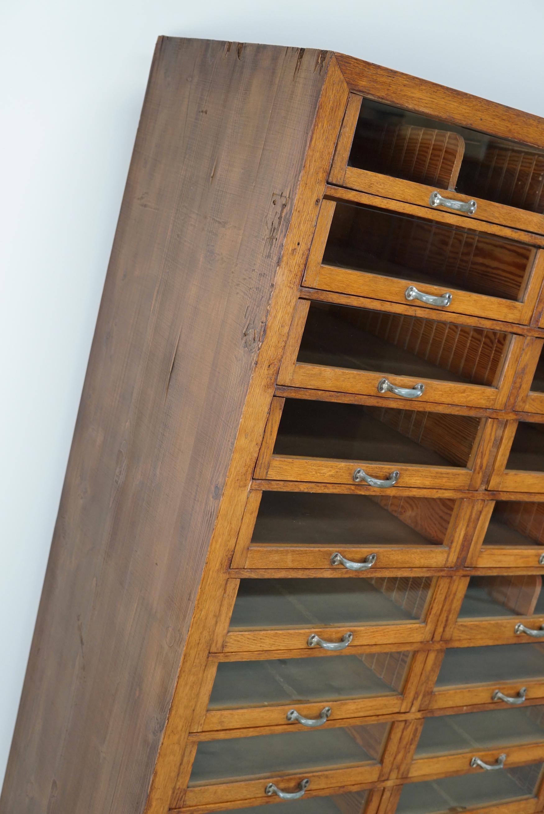 Grande mobile da negozio di merceria tedesco d'epoca in Oak, anni '40 in vendita 7