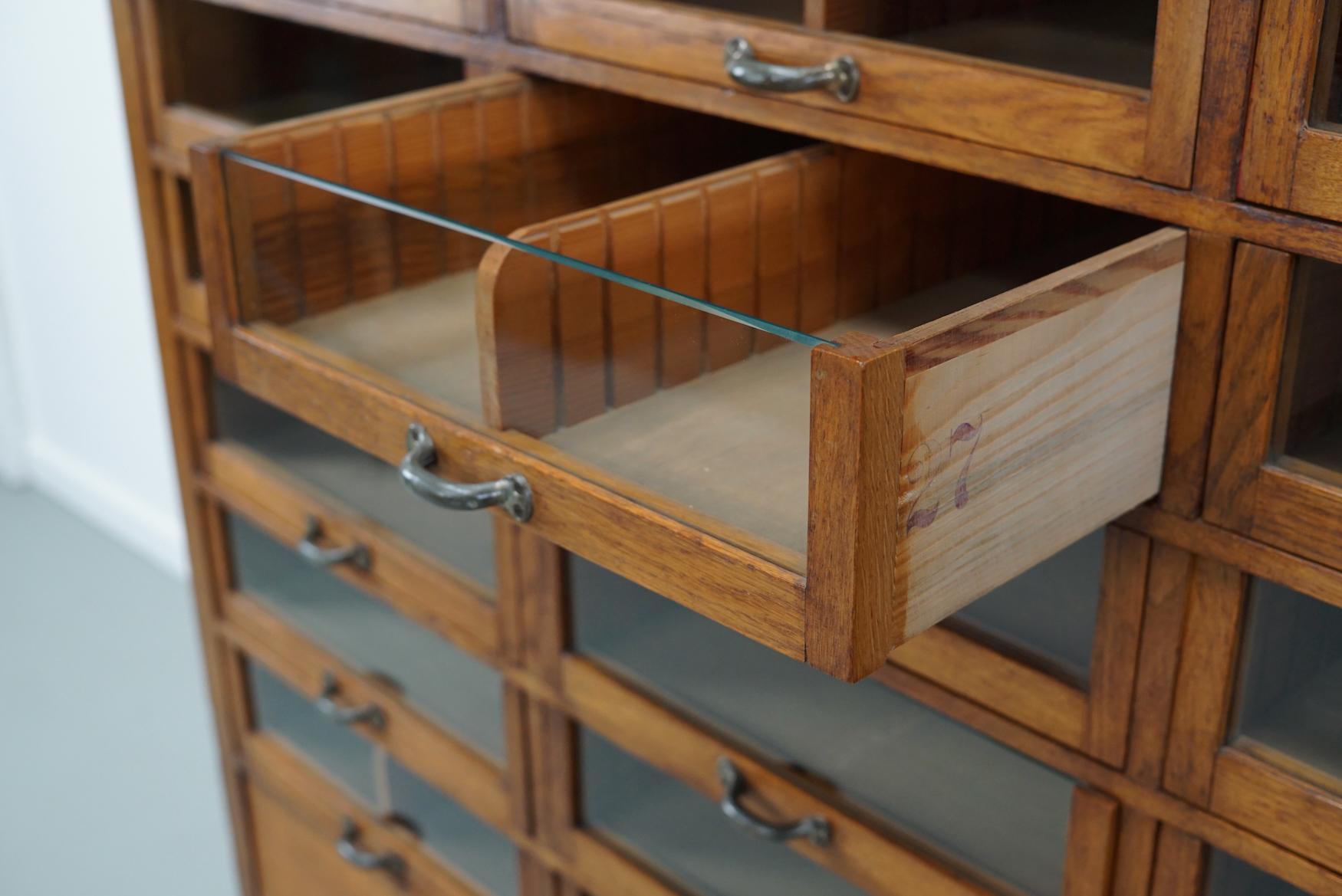 Grande mobile da negozio di merceria tedesco d'epoca in Oak, anni '40 in vendita 8