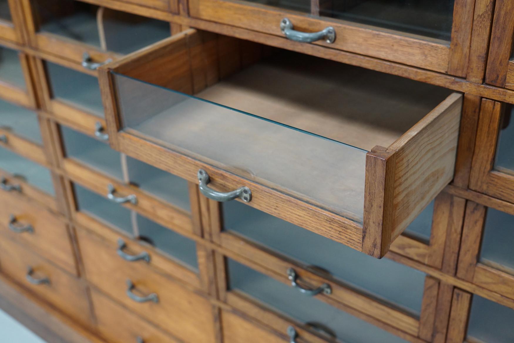 Grande mobile da negozio di merceria tedesco d'epoca in Oak, anni '40 in vendita 9