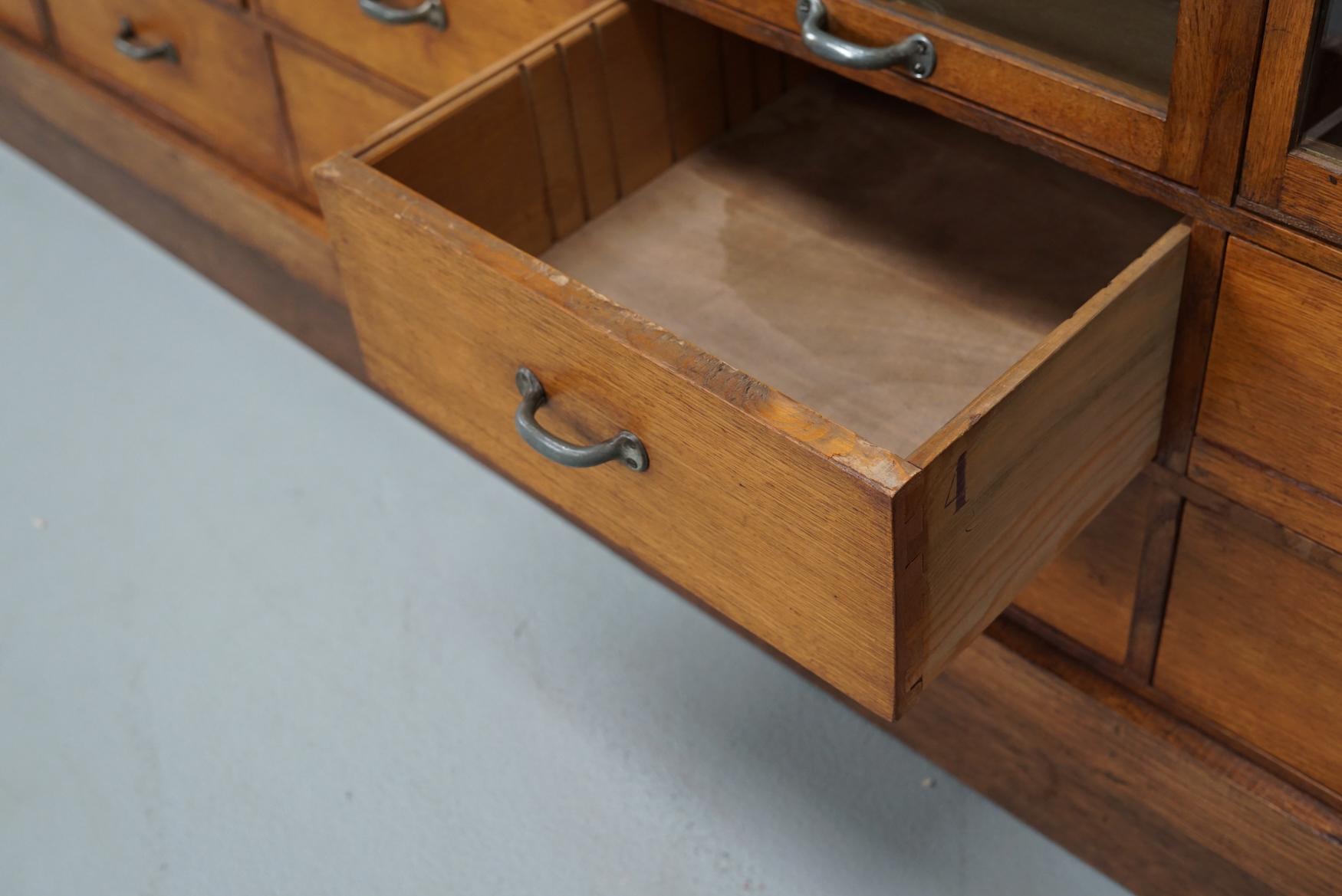 Grande mobile da negozio di merceria tedesco d'epoca in Oak, anni '40 in vendita 10