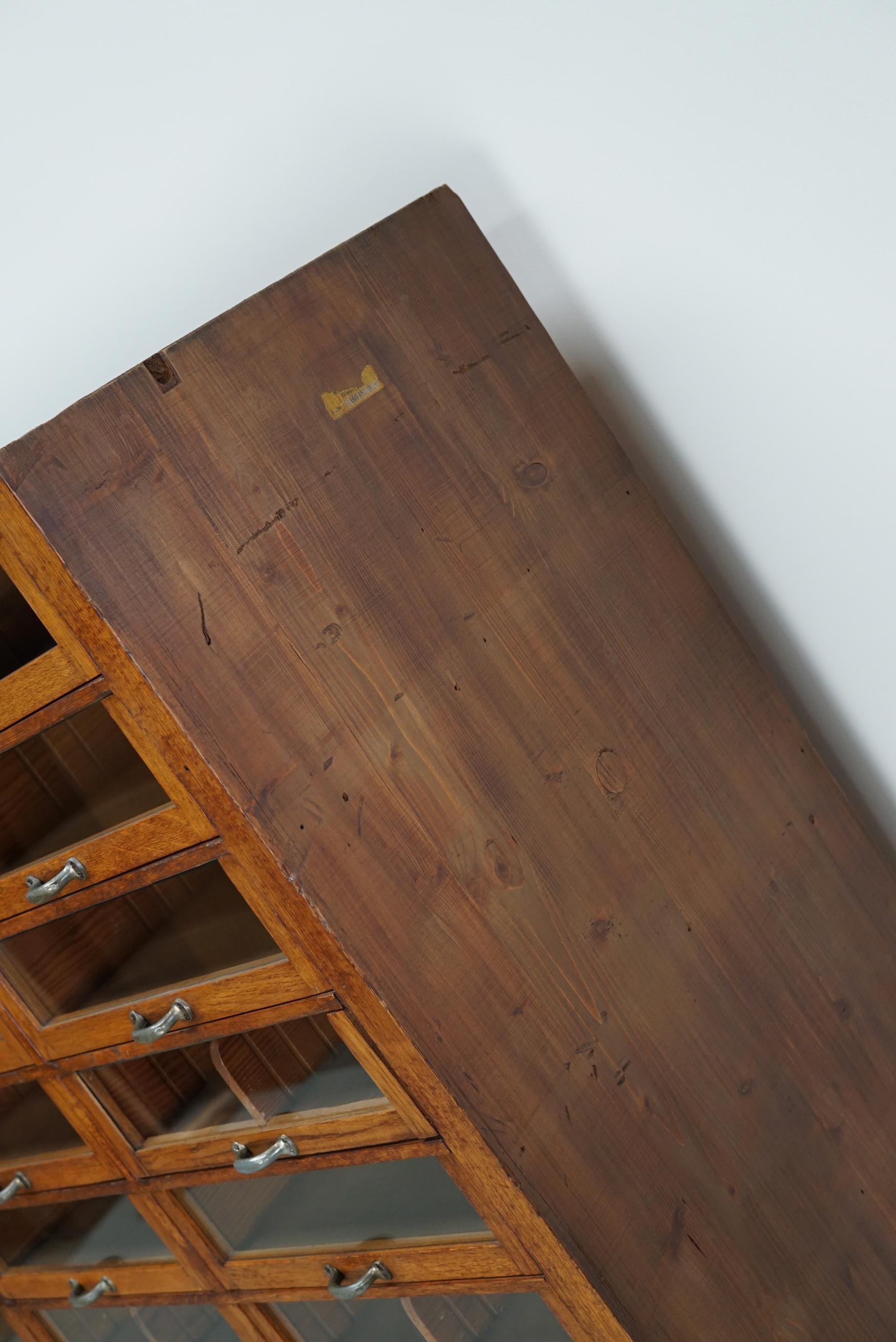 Grande mobile da negozio di merceria tedesco d'epoca in Oak, anni '40 in vendita 13