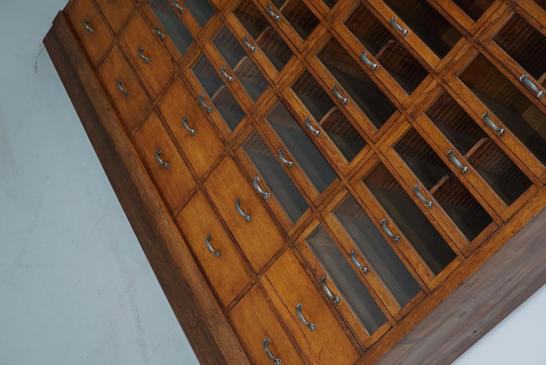 Grande mobile da negozio di merceria tedesco d'epoca in Oak, anni '40 In condizioni buone in vendita a Nijmegen, NL