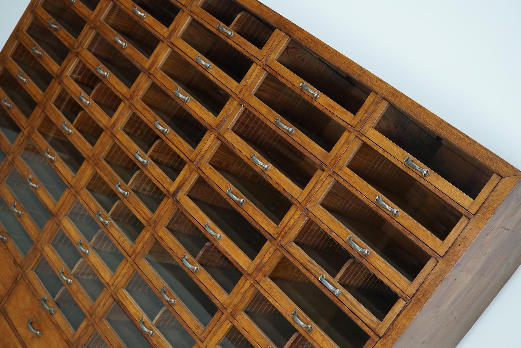 Metà XX secolo Grande mobile da negozio di merceria tedesco d'epoca in Oak, anni '40 in vendita