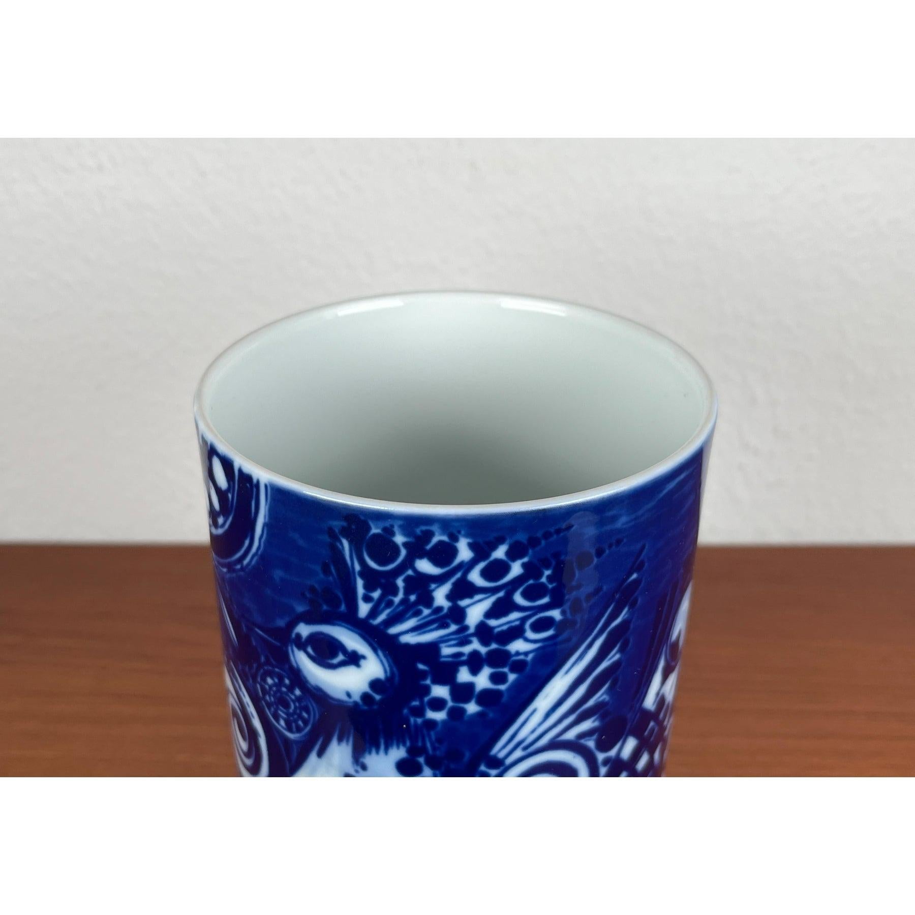 Große Vintage Vase aus deutschem Porzellan Pfau von Bjørn Wiinblad für Rosenthal, 1970er Jahre, in sehr gutem Zustand. Entworfen 1970 bis 1979 Dieses Stück hat ein Zuordnungszeichen, ich bin sicher, dass es völlig authentisch ist und übernehme die
