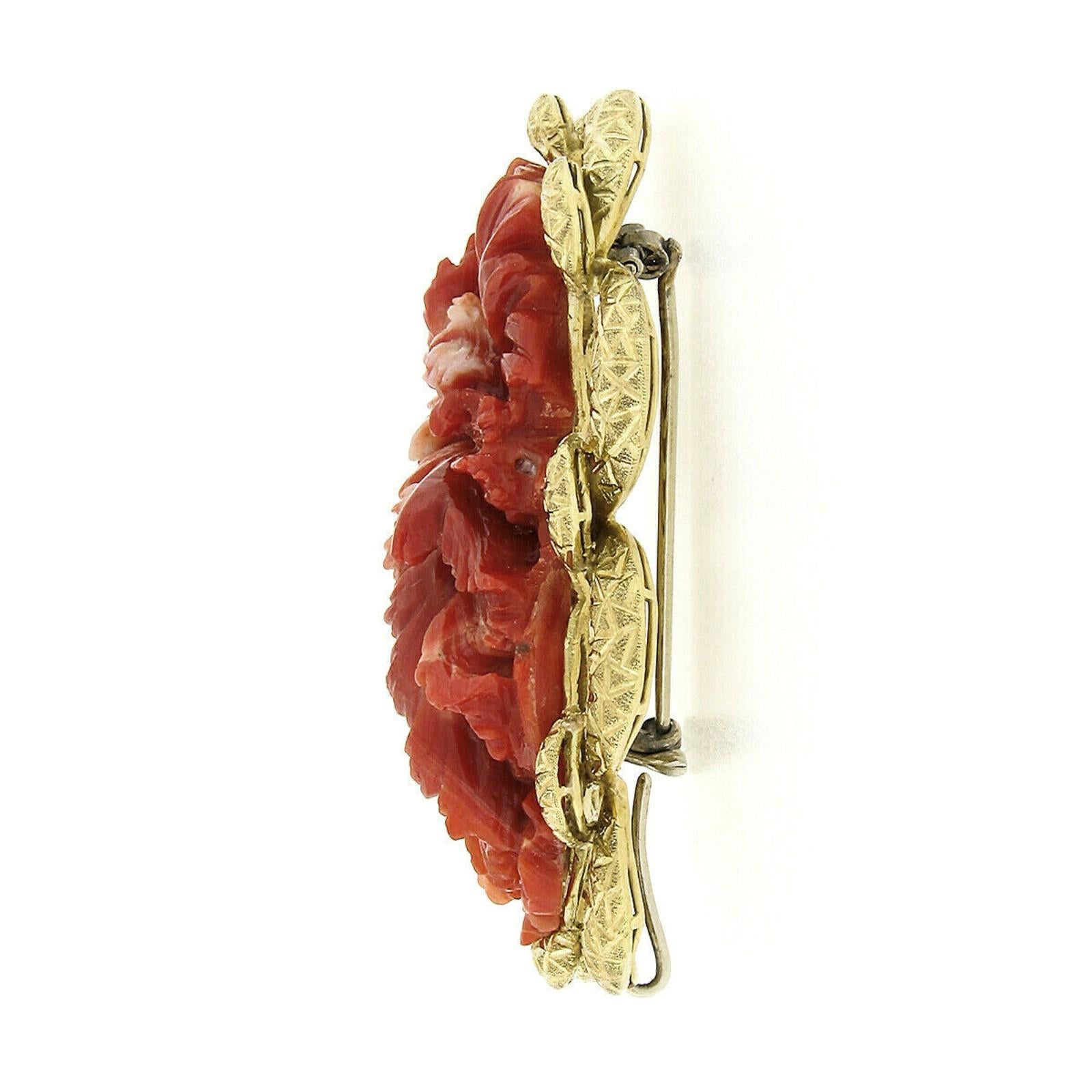 Große Brosche, GIA nicht gefärbt, geschnitzte rote Koralle, mit handgraviertem Rahmen aus 18 Karat Gold (Ungeschliffen) im Angebot