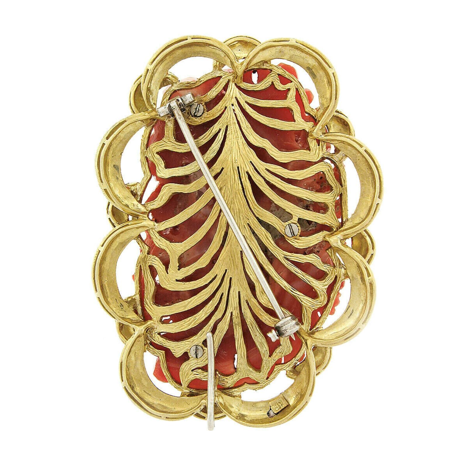 Große Brosche, GIA nicht gefärbt, geschnitzte rote Koralle, mit handgraviertem Rahmen aus 18 Karat Gold für Damen oder Herren im Angebot