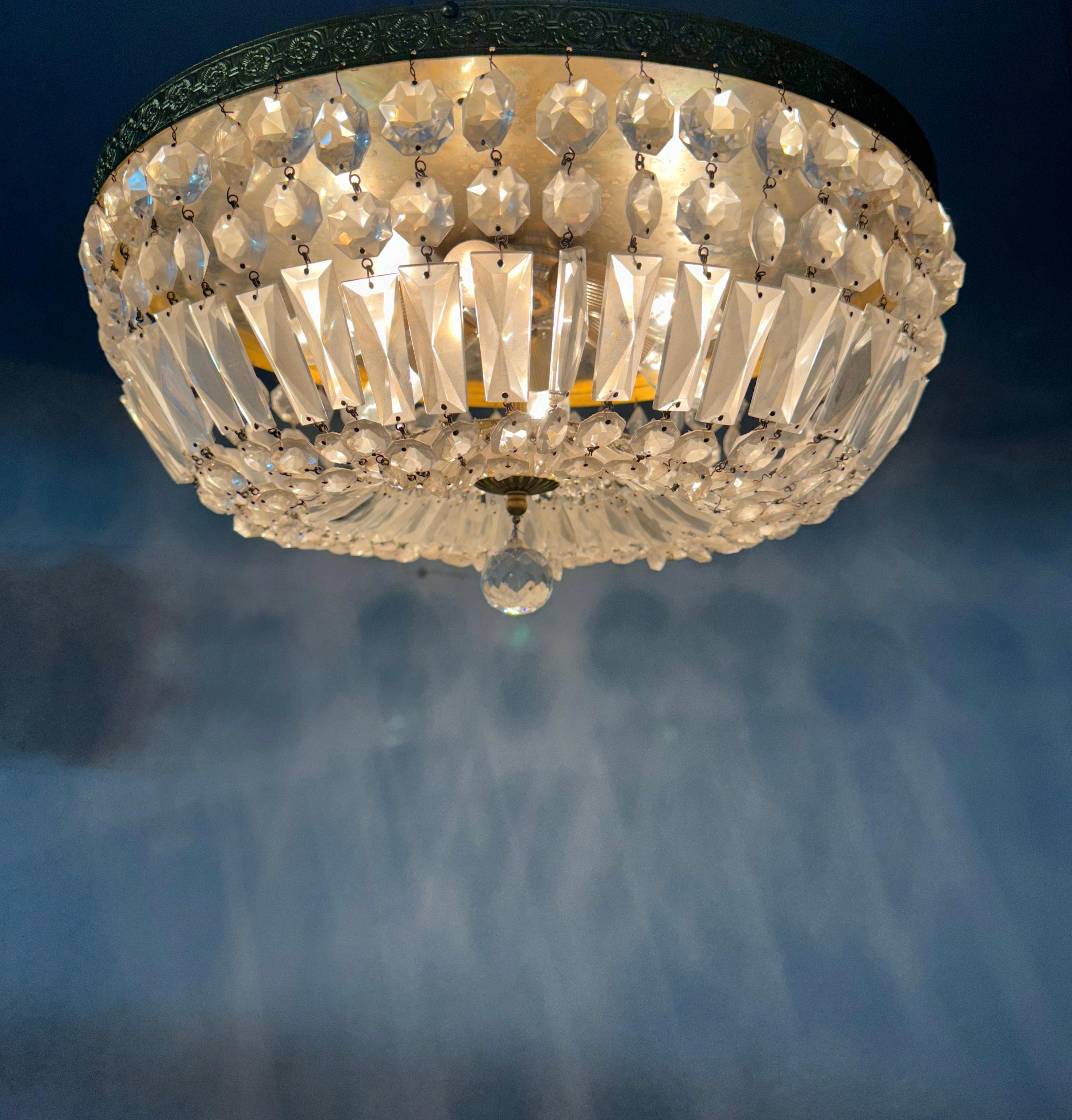 Große Einbaubeleuchtung aus vergoldeter Bronze und perlenbesetztem Kristallglas, Vintage im Angebot 10