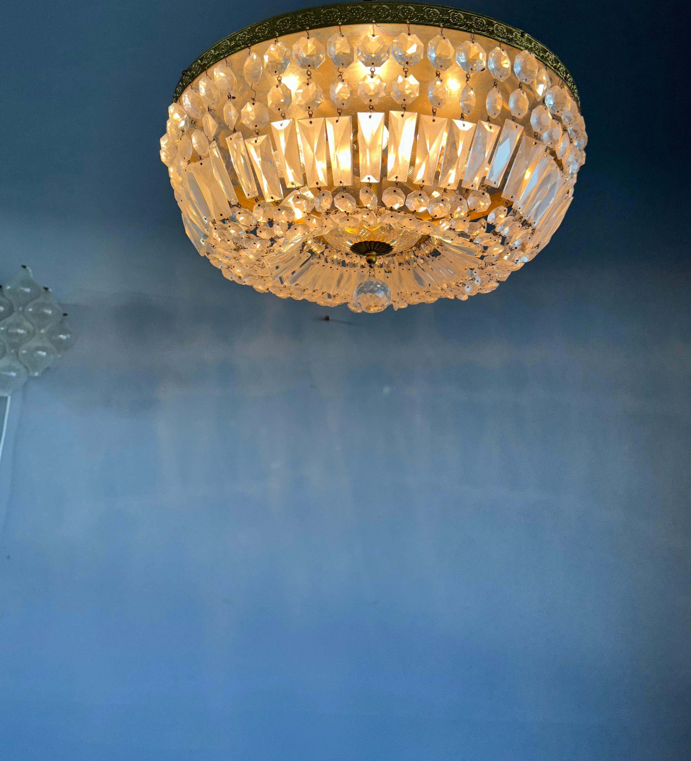 italien Grande lampe encastrée à 6 lumières vintage en bronze doré et verre perlé, luminaire en vente