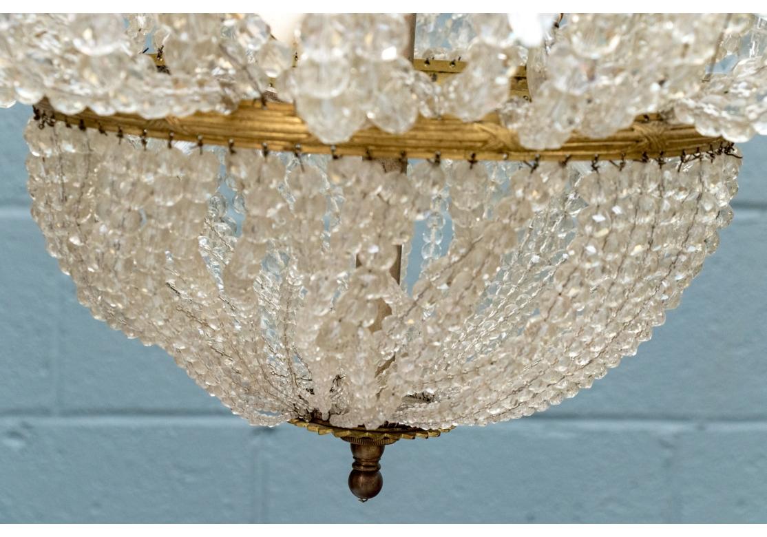 Hollywood Regency Grande lampada da incasso a più livelli in metallo dorato e vetro d'epoca per il restauro in vendita
