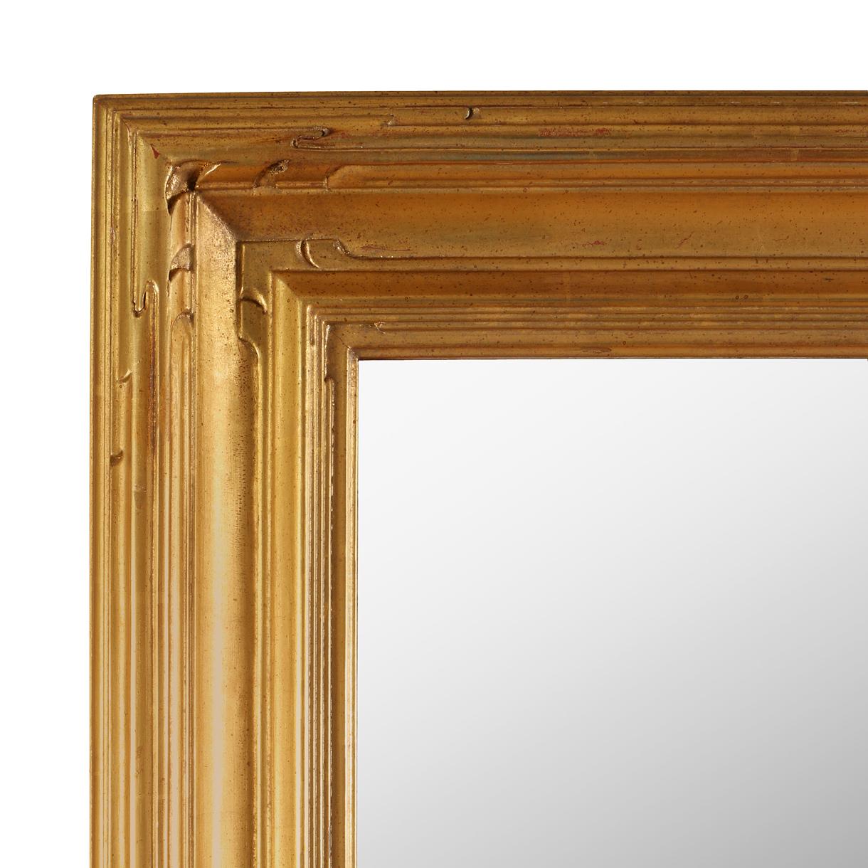 Un grand miroir vintage en bois doré, de forme rectangulaire néoclassique, avec un cadre magnifiquement façonné.