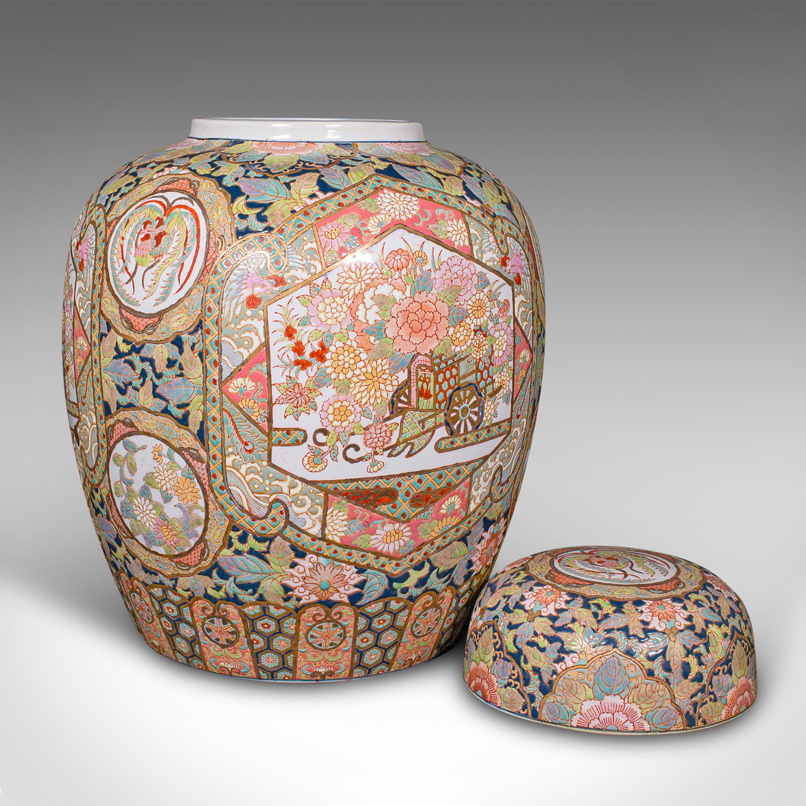 Dies ist ein großes Vintage-Ingwer-Glas. Eine chinesische Keramik-Deckelvase aus der späten Art-déco-Periode, um 1940.

Beeindruckende Proportionen, die eine breite Leinwand für die üppige Dekoration bieten
Zeigt eine wünschenswerte gealterte Patina