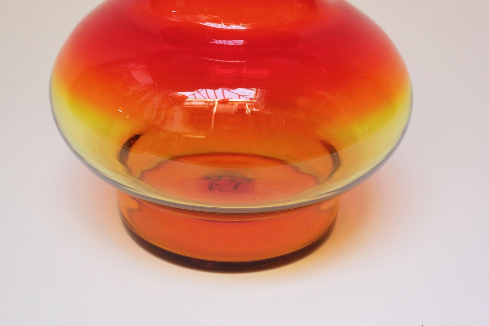 Large Vintage Glass Amberina Vase with Stopper by John Nickerson for Blenko In Good Condition For Sale In Brooklyn, NY