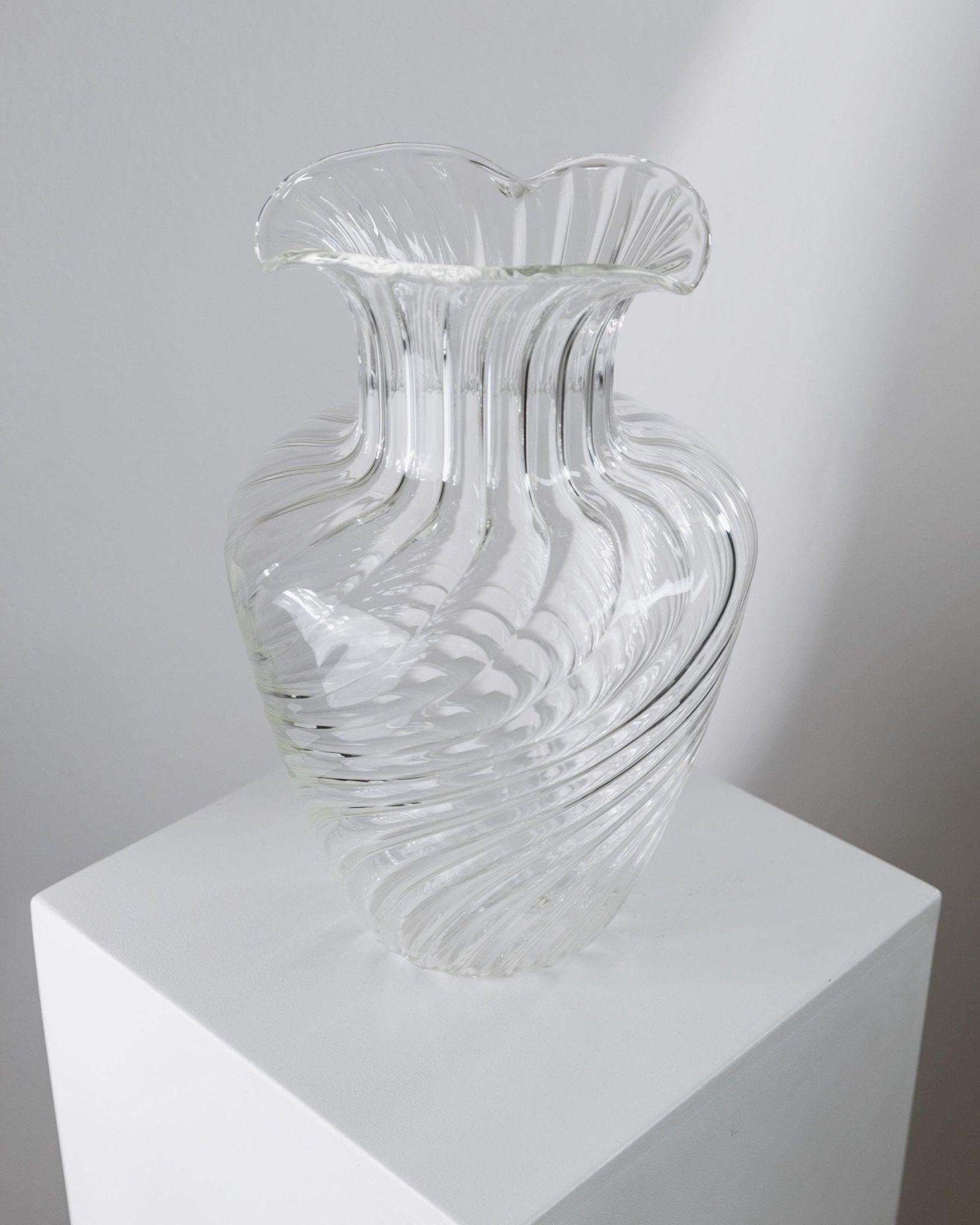 Italiano Vaso grande in vetro d'epoca Design curvo in vetro soffiato a mano di Soffiera Parise, anni '70 in vendita