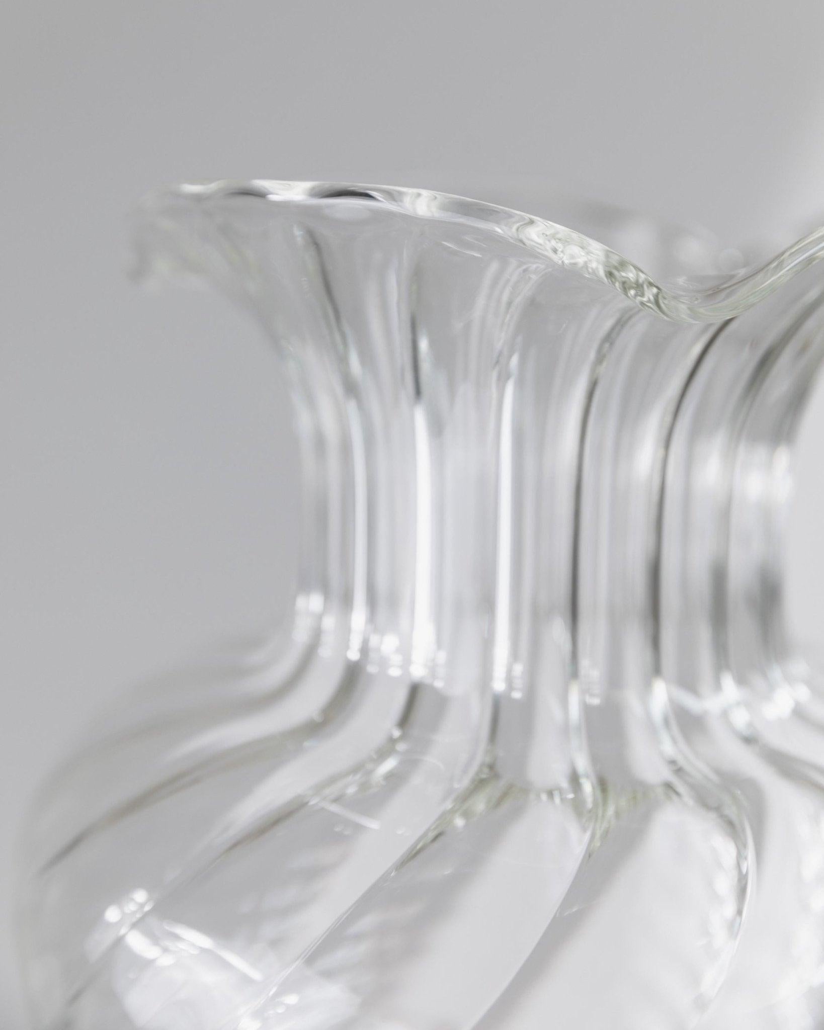 Vetro Vaso grande in vetro d'epoca Design curvo in vetro soffiato a mano di Soffiera Parise, anni '70 in vendita