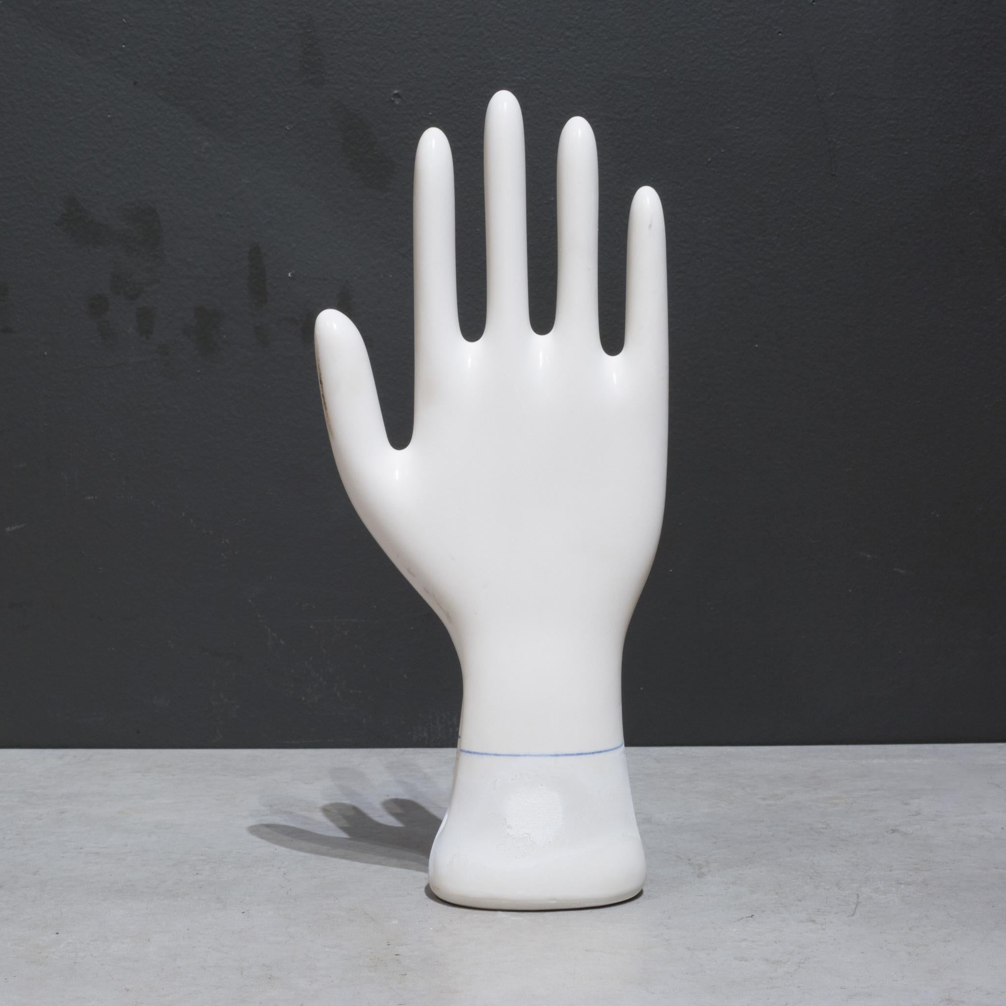 MediumVintage glasiertes Porzellan Fabrik Gummihandschuheform, geformt, ca. 1992 im Zustand „Gut“ im Angebot in San Francisco, CA