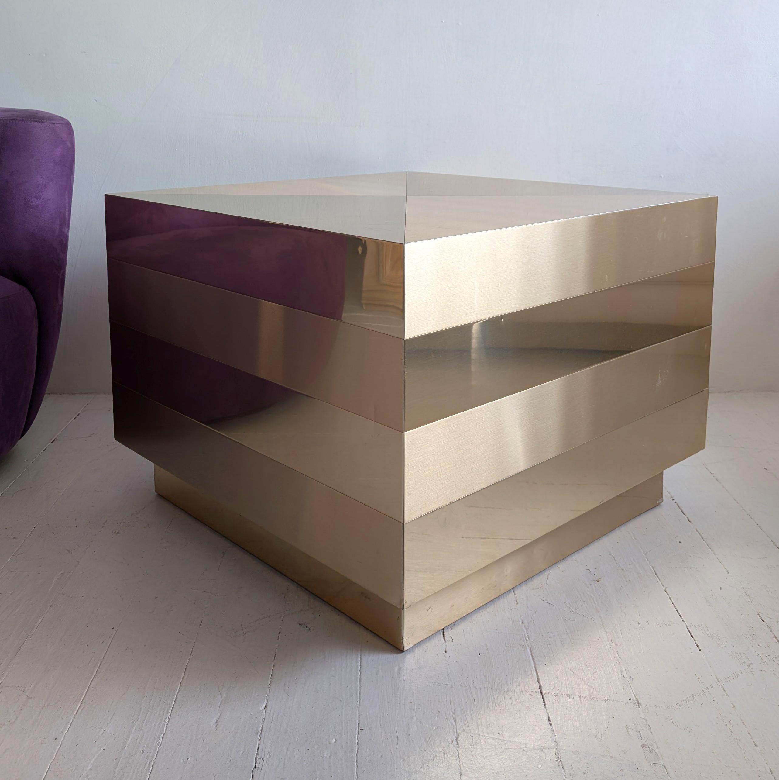 A stunning large gold cube coffee table, in the style of Paul Evans / Ello, USA 1980s. Two-toned subtle gold metal on a plinth base. It has a few minor dings / small dents and light scratches, but nothing which detracts from the overall glamour of